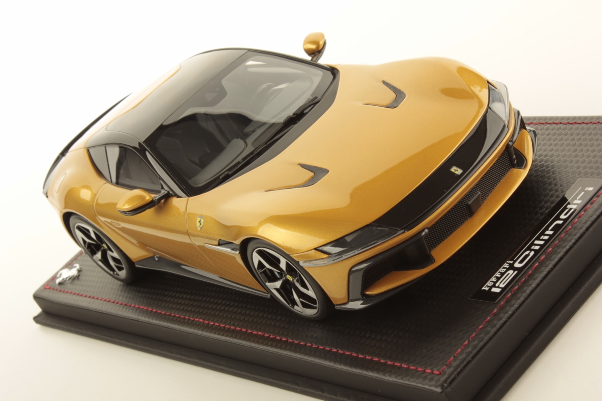 mr-collection-models-ferrari-12-cilindri-1-18-miniature-auto-de-collection image 3