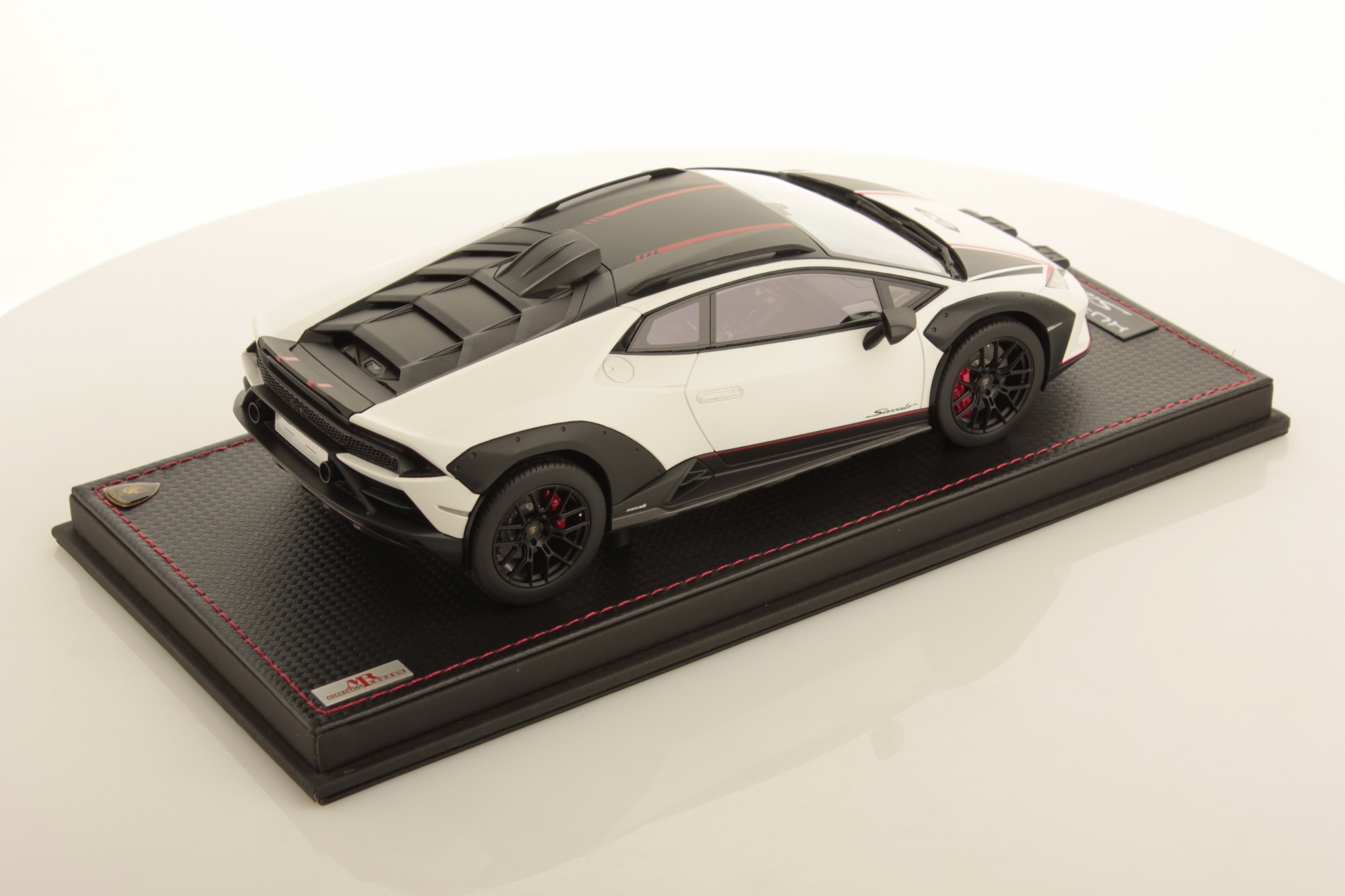 mr-collection-models-lamborghini-hurac-n-sterrato-1-18-2 image 2
