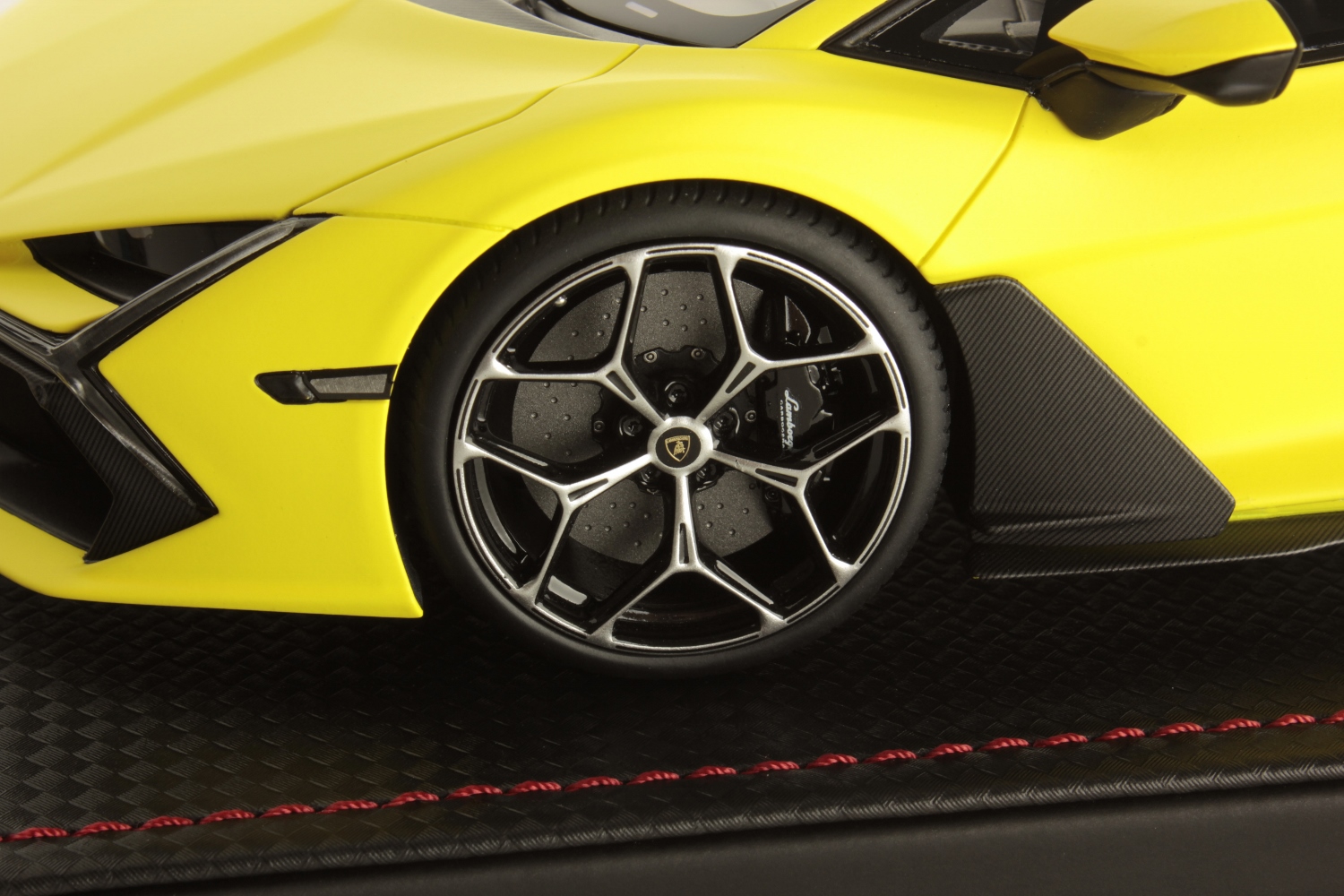mr-collection-models-lamborghini-revuelto-1-18-miniature-auto-de-collection-3 image 5