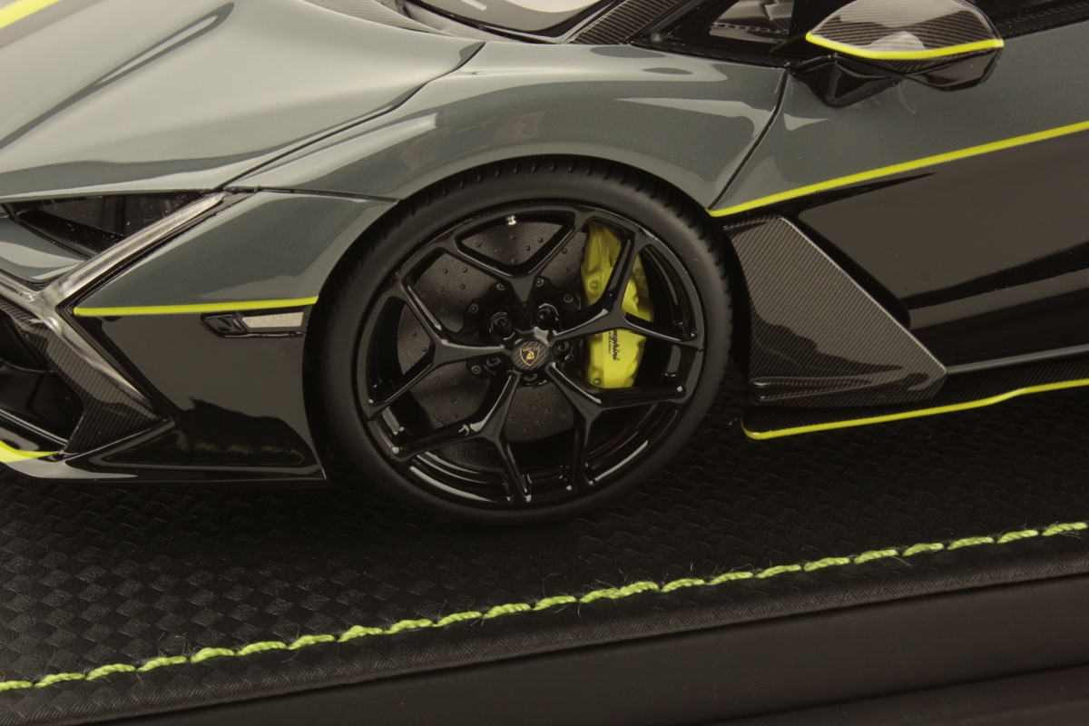 mr-collection-models-lamborghini-revuelto-1-18-miniature-auto-hybride image 5