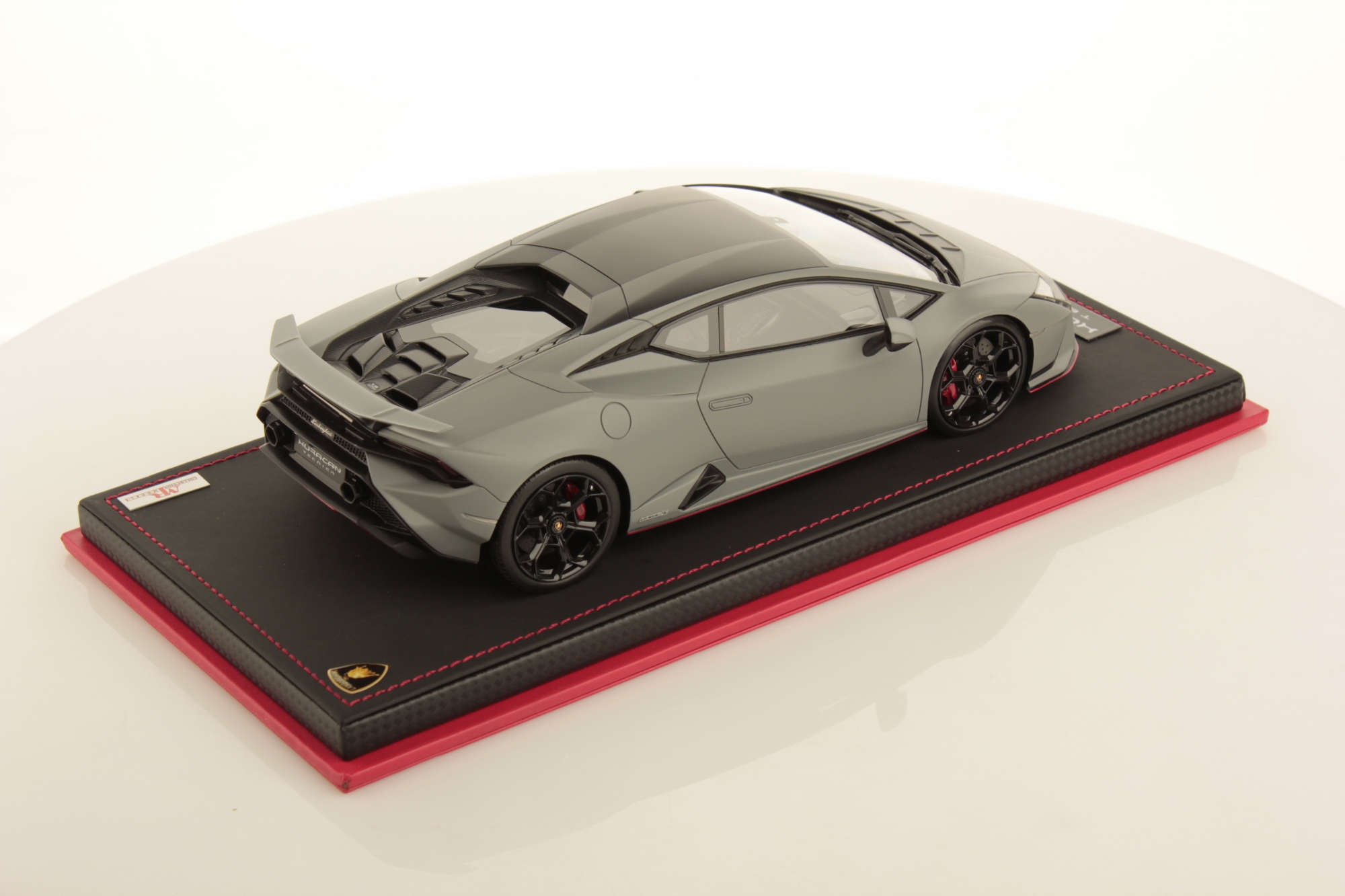 mr-collection-models-lamborghini-hurac-n-tecnica-1-18-miniature-pilote image 2