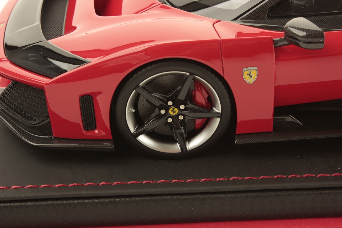 mr-collection-models-ferrari-f80-1-18-miniature-auto-de-collection image 5