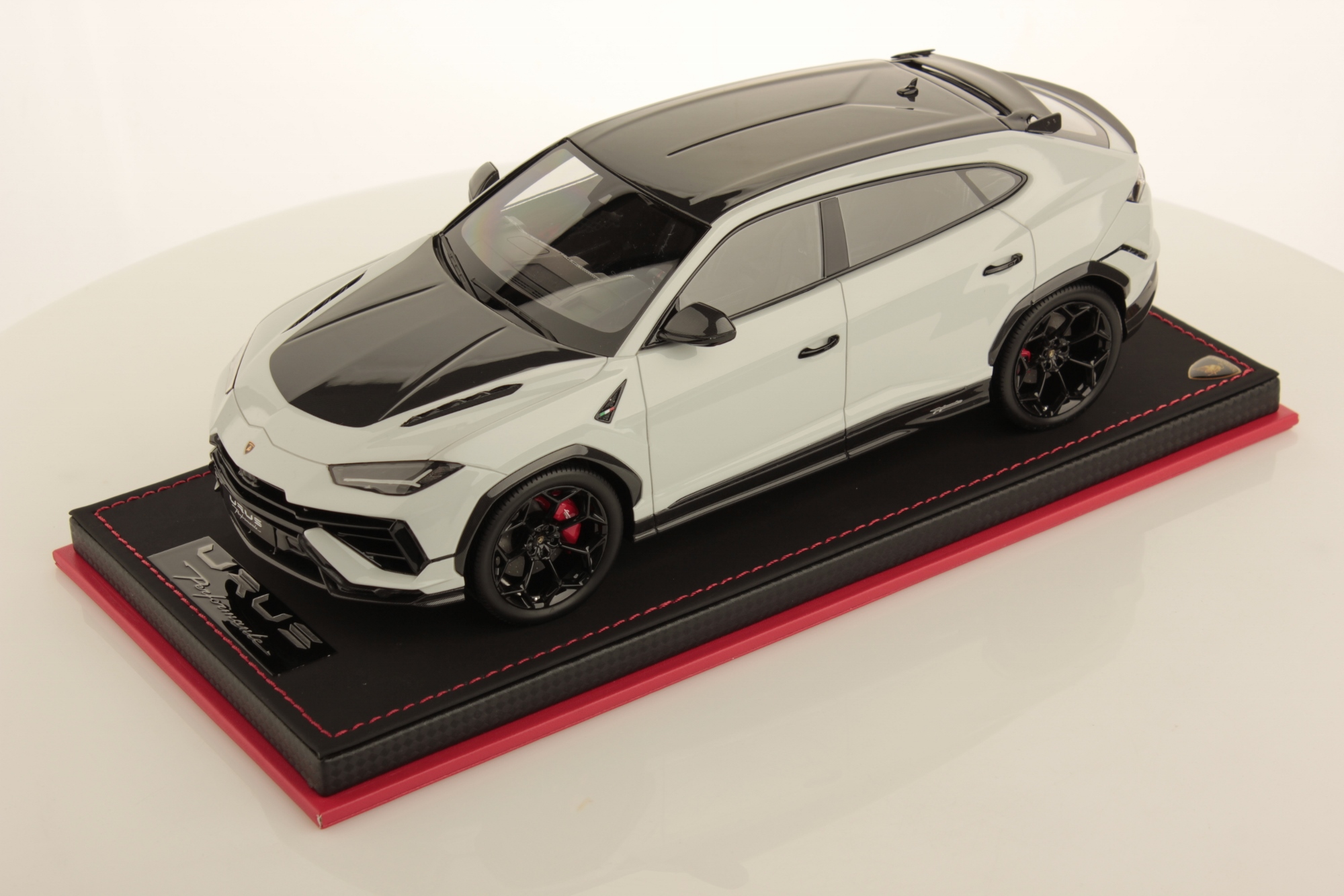 mr-collection-models-lamborghini-urus-performante-1-18-miniature-suv image 1