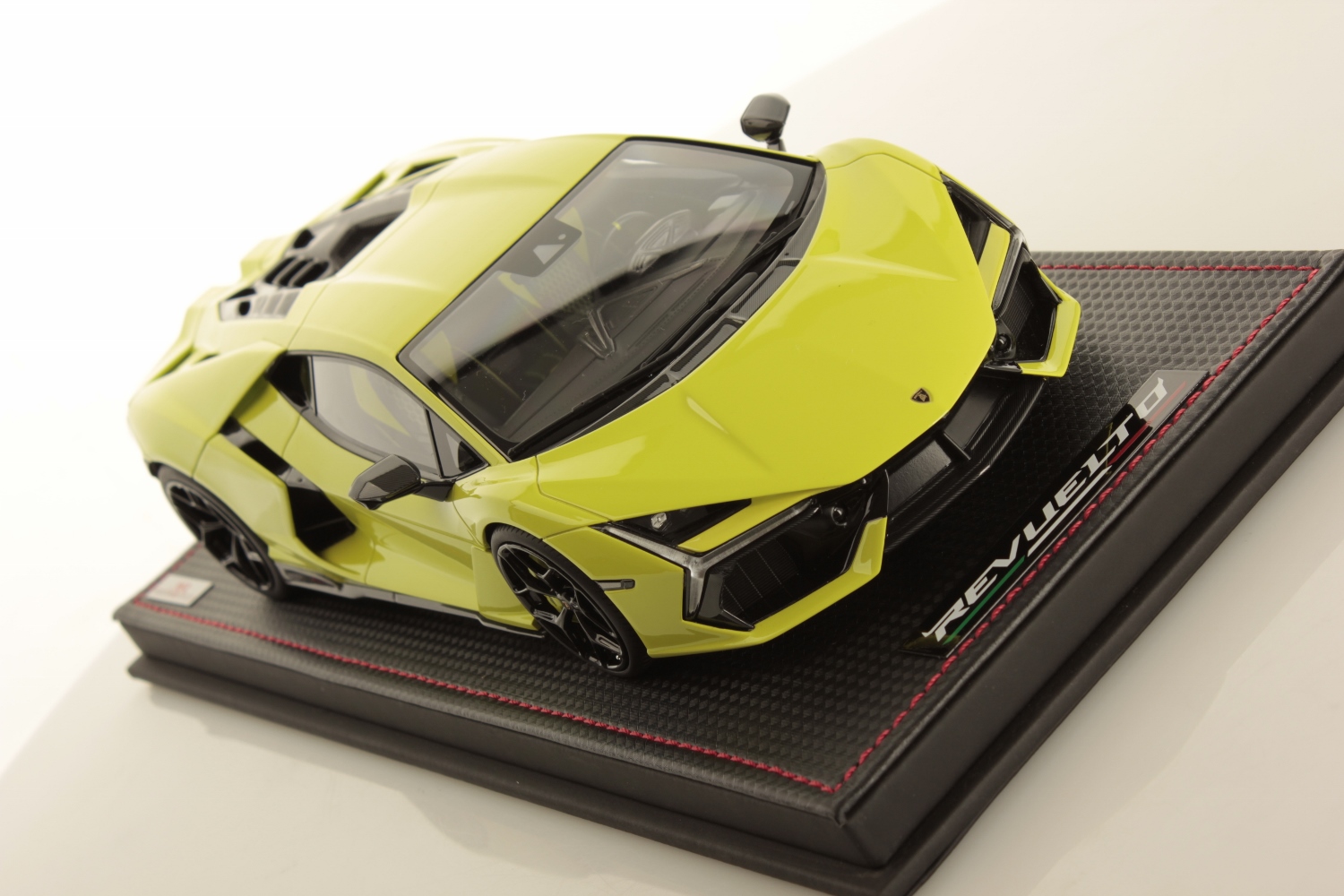 mr-collection-models-lamborghini-revuelto-1-18-miniature-auto-collection image 3