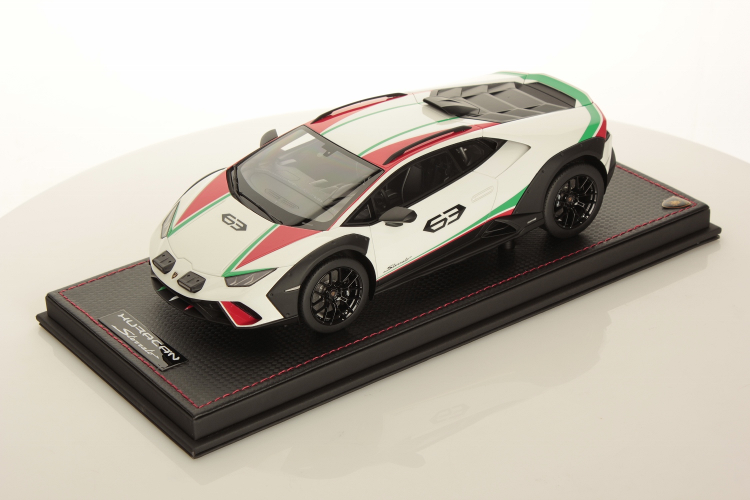 mr-collection-models-lamborghini-hurac-n-sterrato-1-18-maquette-de-collection image 1