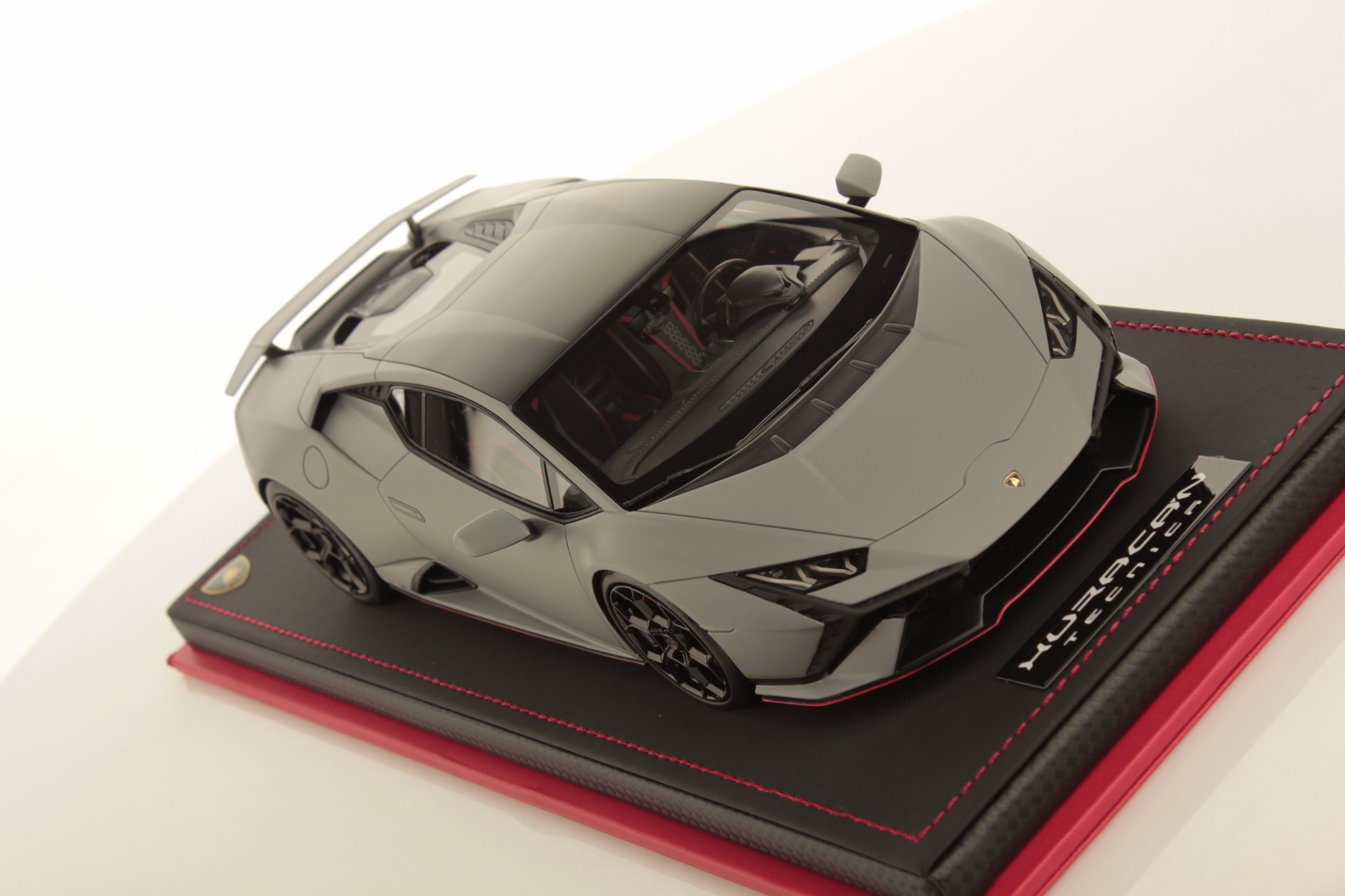 mr-collection-models-lamborghini-hurac-n-tecnica-1-18-miniature-pilote image 3