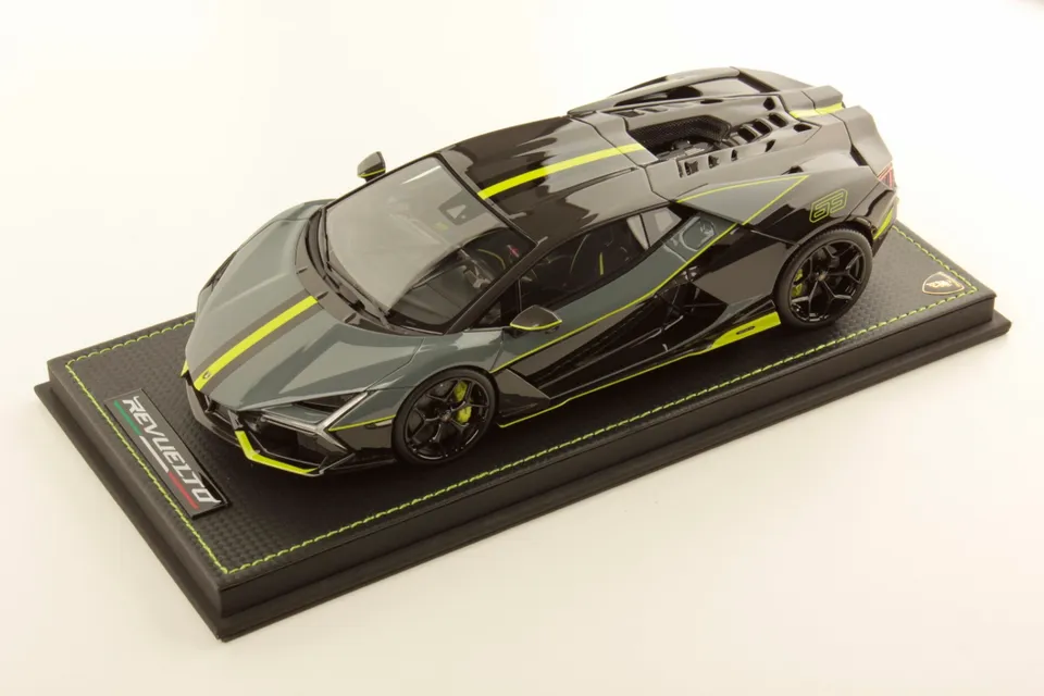 mr-collection-models-lamborghini-revuelto-1-18-miniature-auto-hybride image 1
