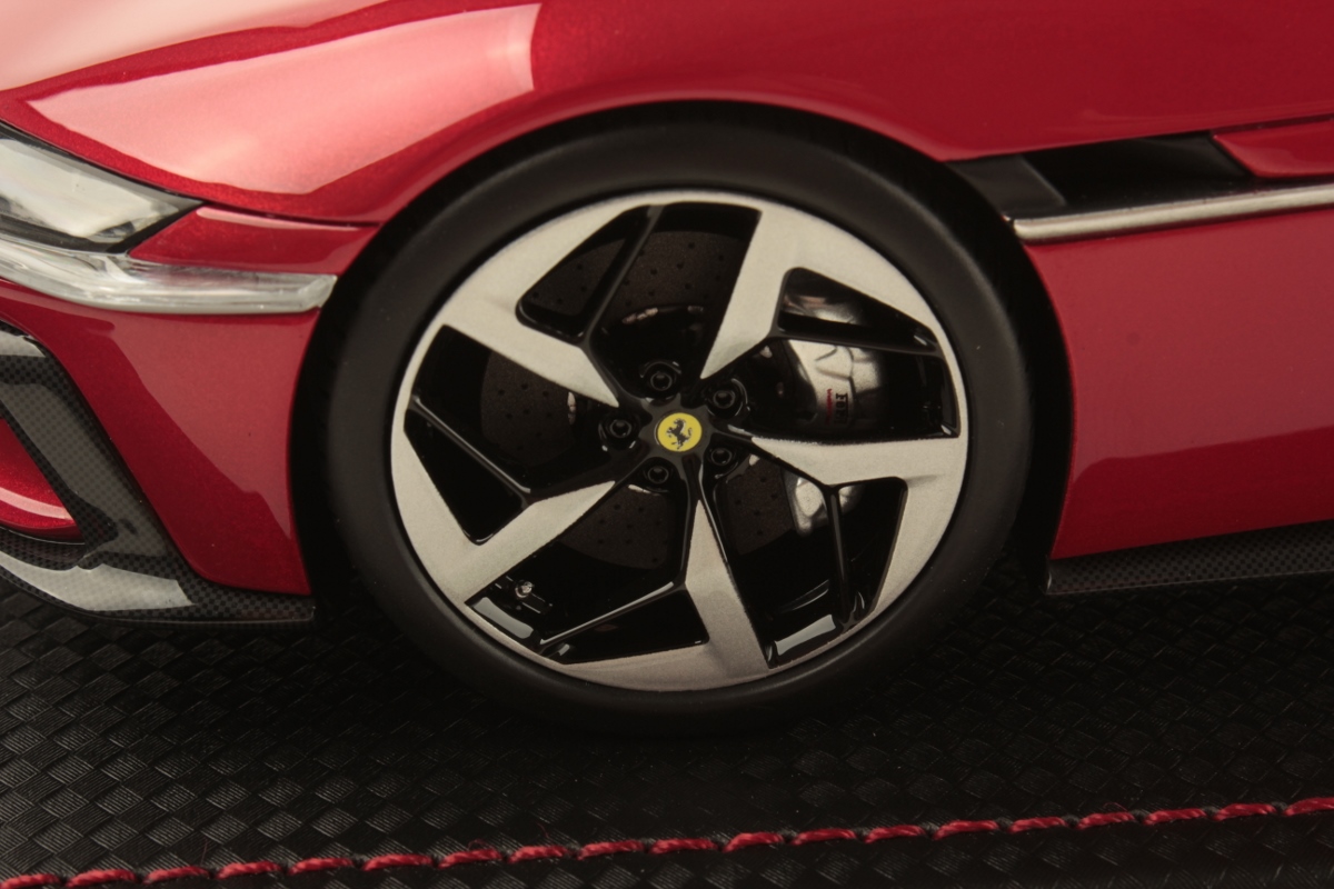 mr-collection-models-ferrari-12-cilindri-1-18-miniature-auto image 5