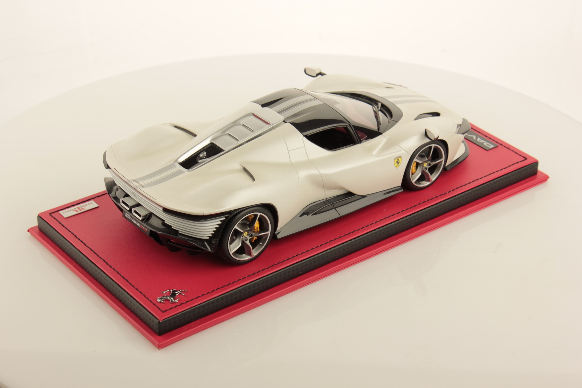 mr-collection-models-ferrari-daytona-sp3-1-18-5 image 2