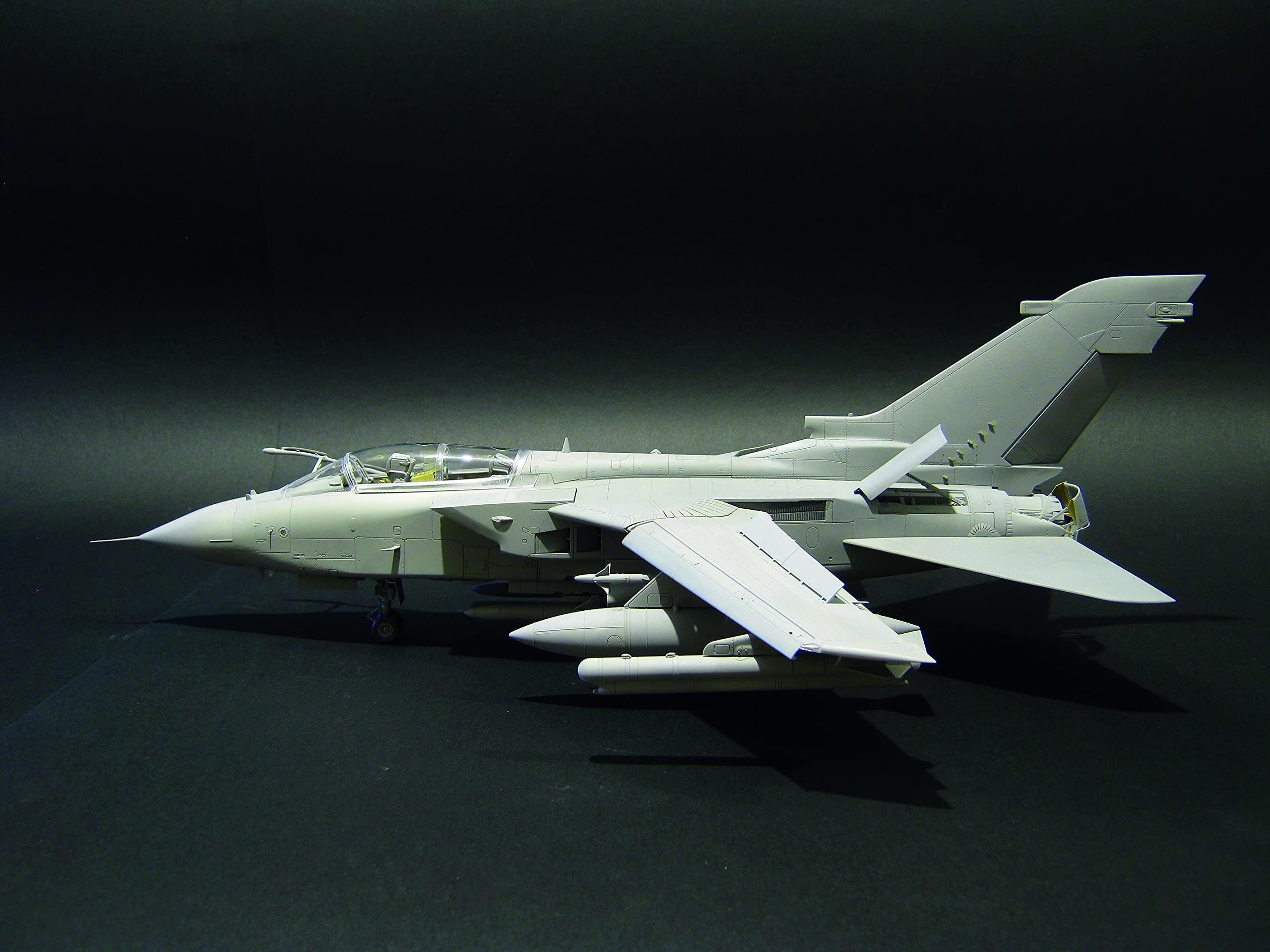 italeri-2517-tornado-ecr-maquette-avion-militaire-1-32-350-pi-ces image 2