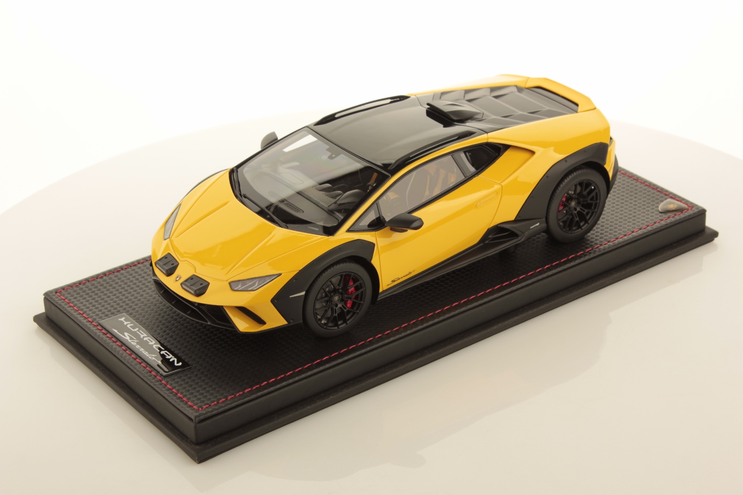 mr-collection-models-lamborghini-hurac-n-sterrato-1-18-miniature-auto image 1
