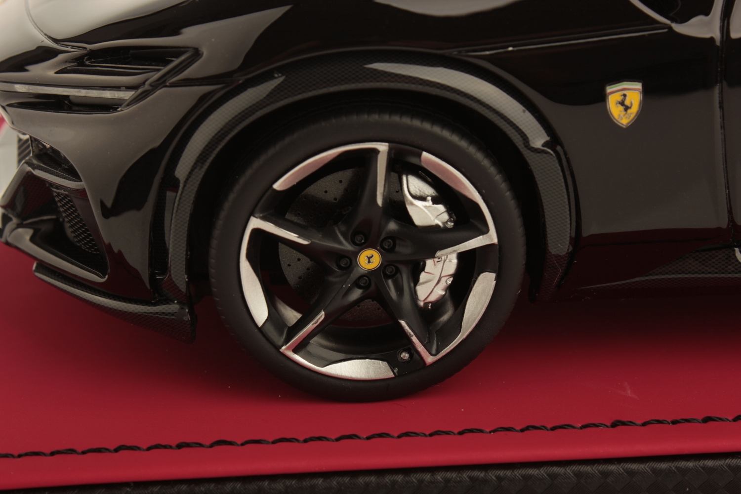 mr-collection-models-ferrari-purosangue-1-18-miniature-auto-de-collection image 5