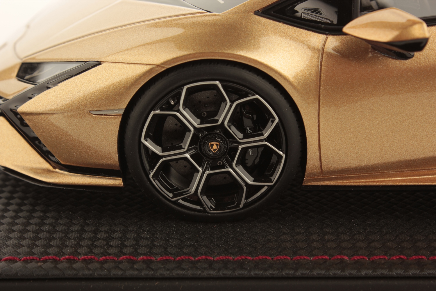 mr-collection-models-lamborghini-hurac-n-tecnica-1-18 image 5