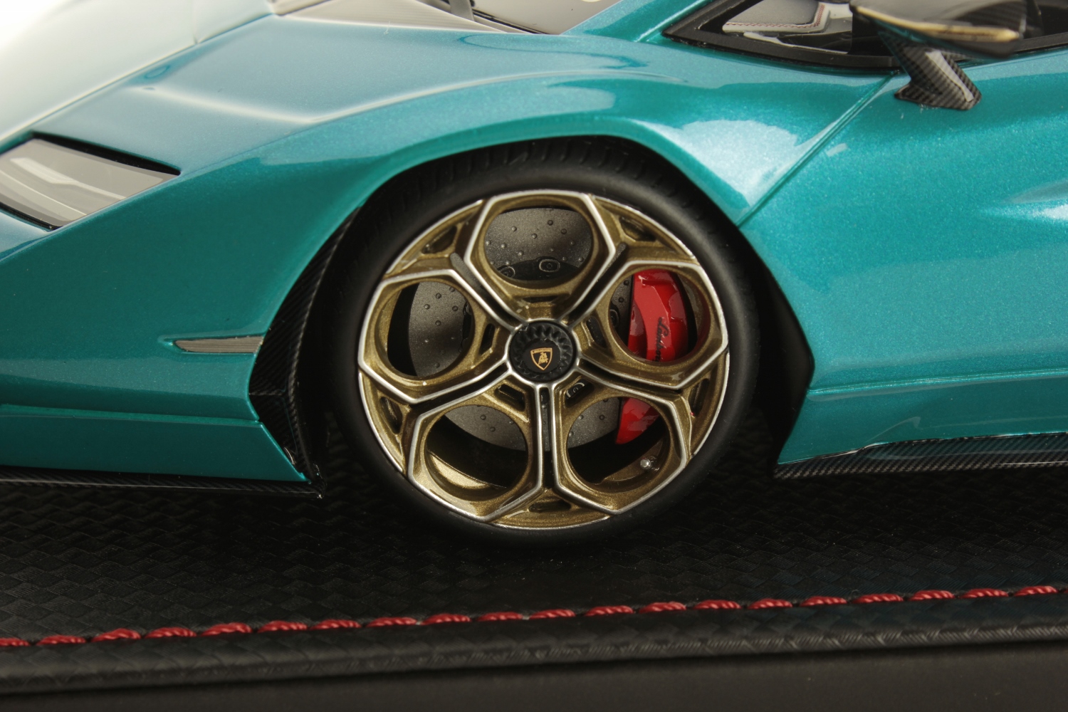 mr-collection-models-lamborghini-countach-lpi-800-4-1-18-miniature-auto-de-colle image 5