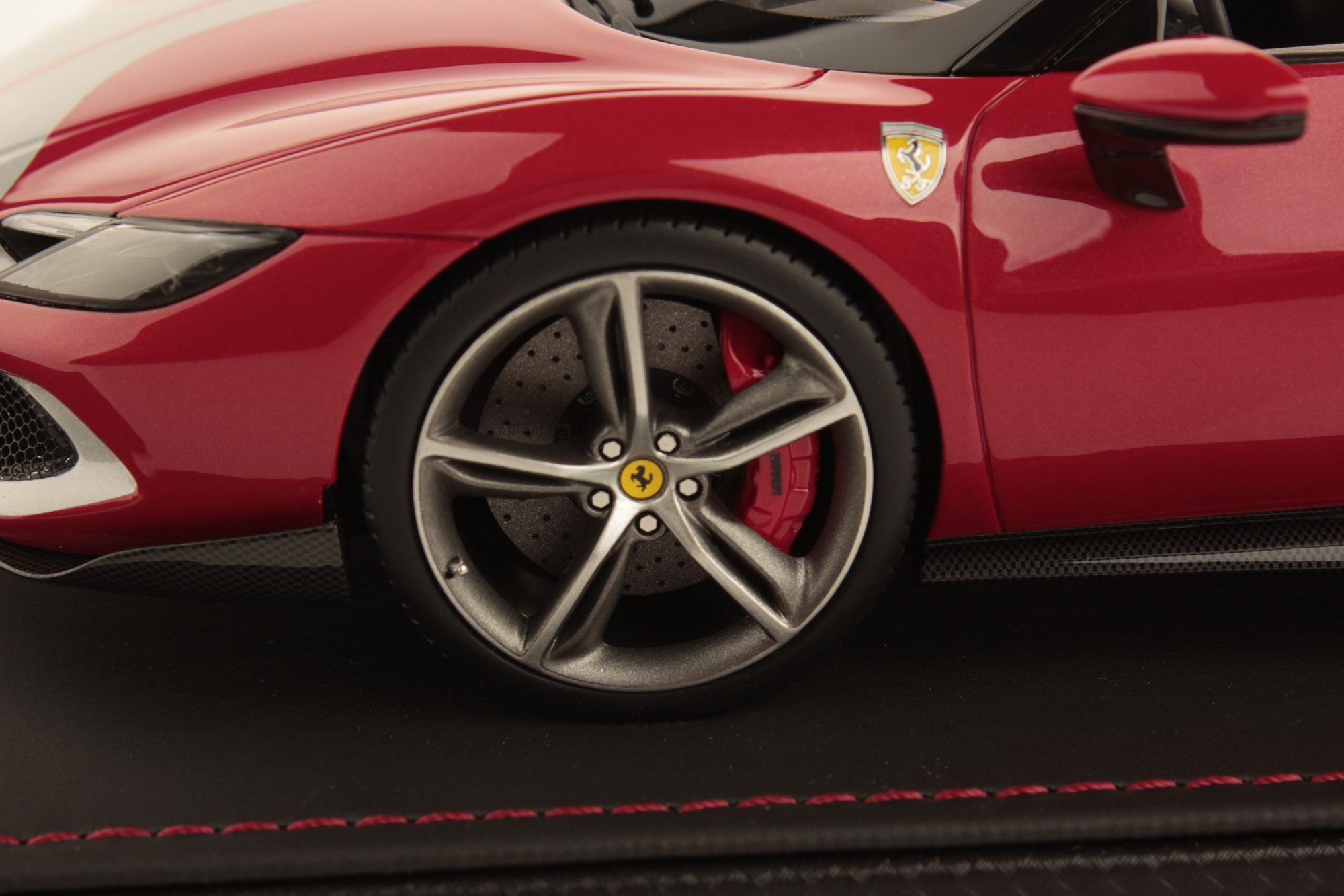 mr-collection-models-ferrari-296-gts-1-18-miniature-auto-de-collection image 5