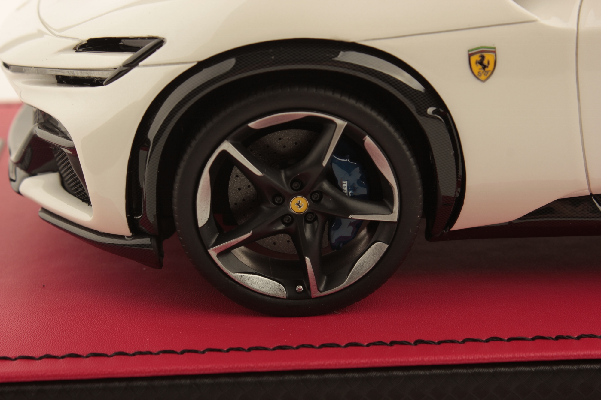 mr-collection-models-ferrari-purosangue-1-18-miniature-auto-collection image 5