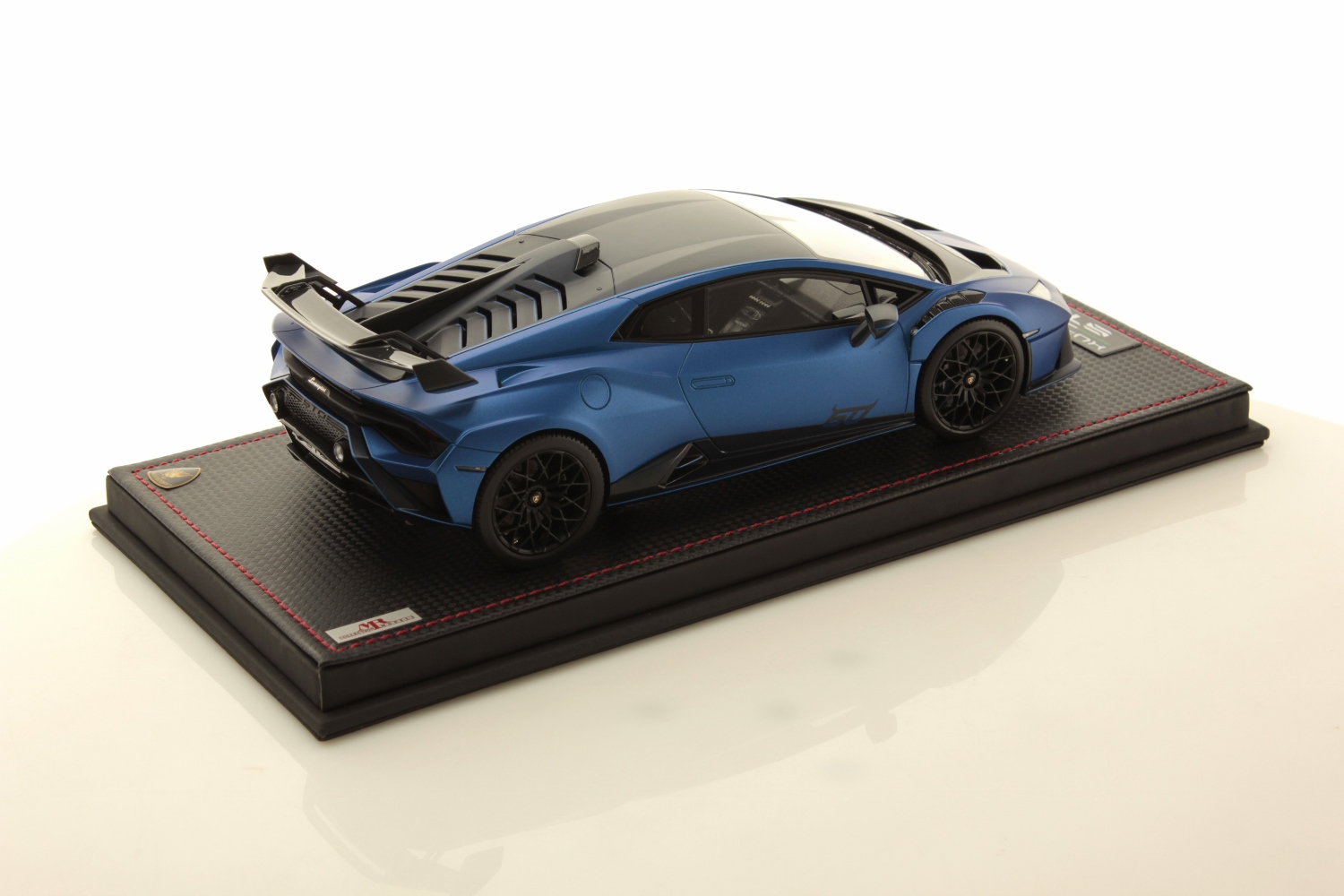 mr-collection-models-lamborghini-hurac-n-sto-60th-1-18-miniature-auto-de-collect image 2