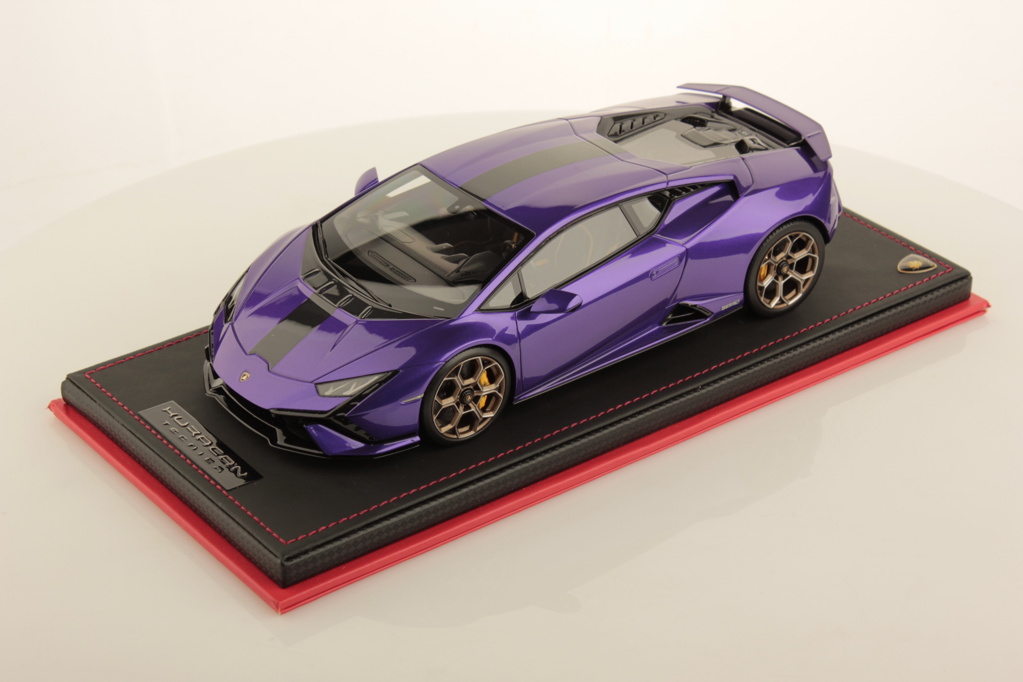 mr-collection-models-lamborghini-hurac-n-tecnica-1-18-maquette-de-collection image 1