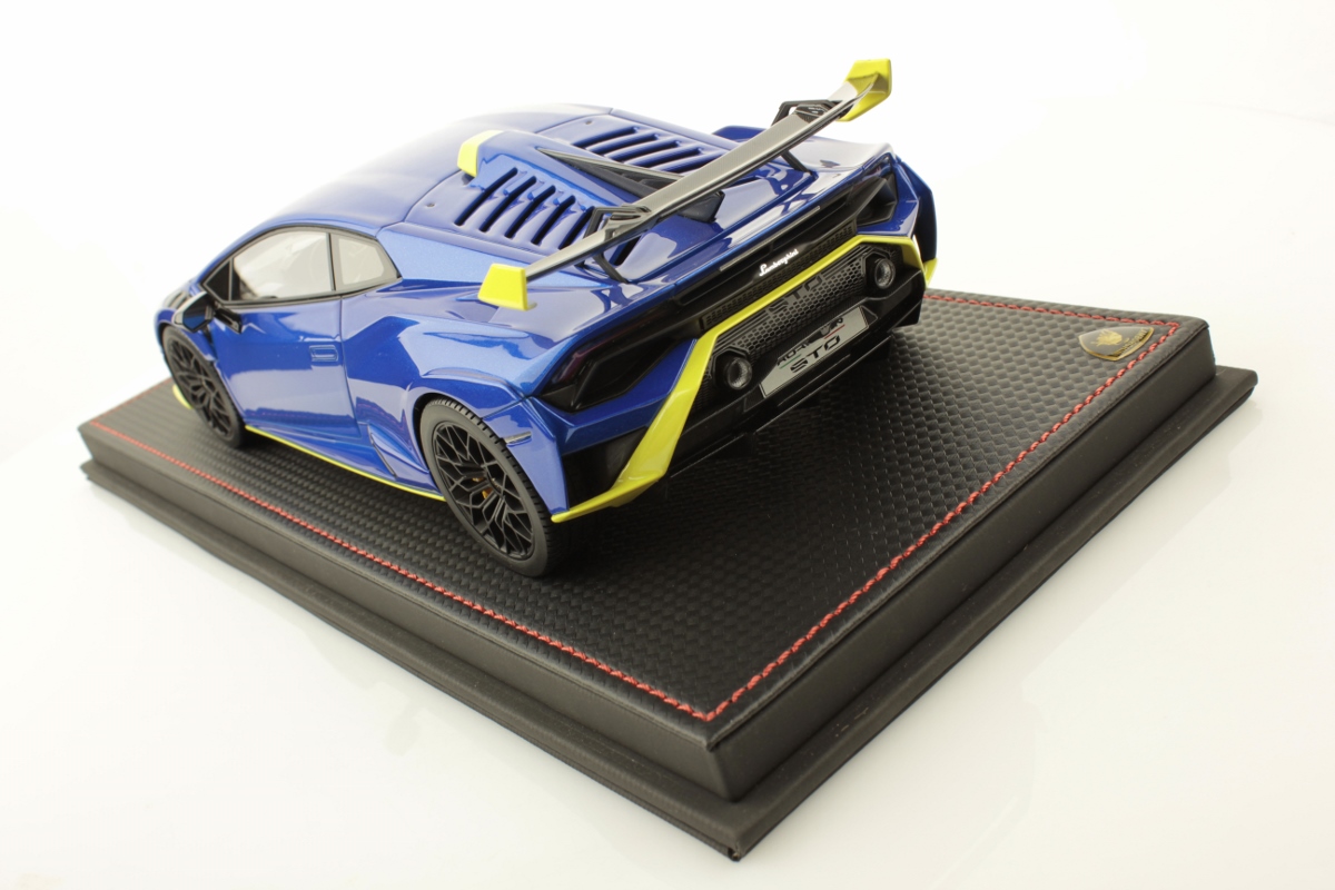 mr-collection-models-lamborghini-hurac-n-sto-1-18-miniature-auto-de-collection image 4
