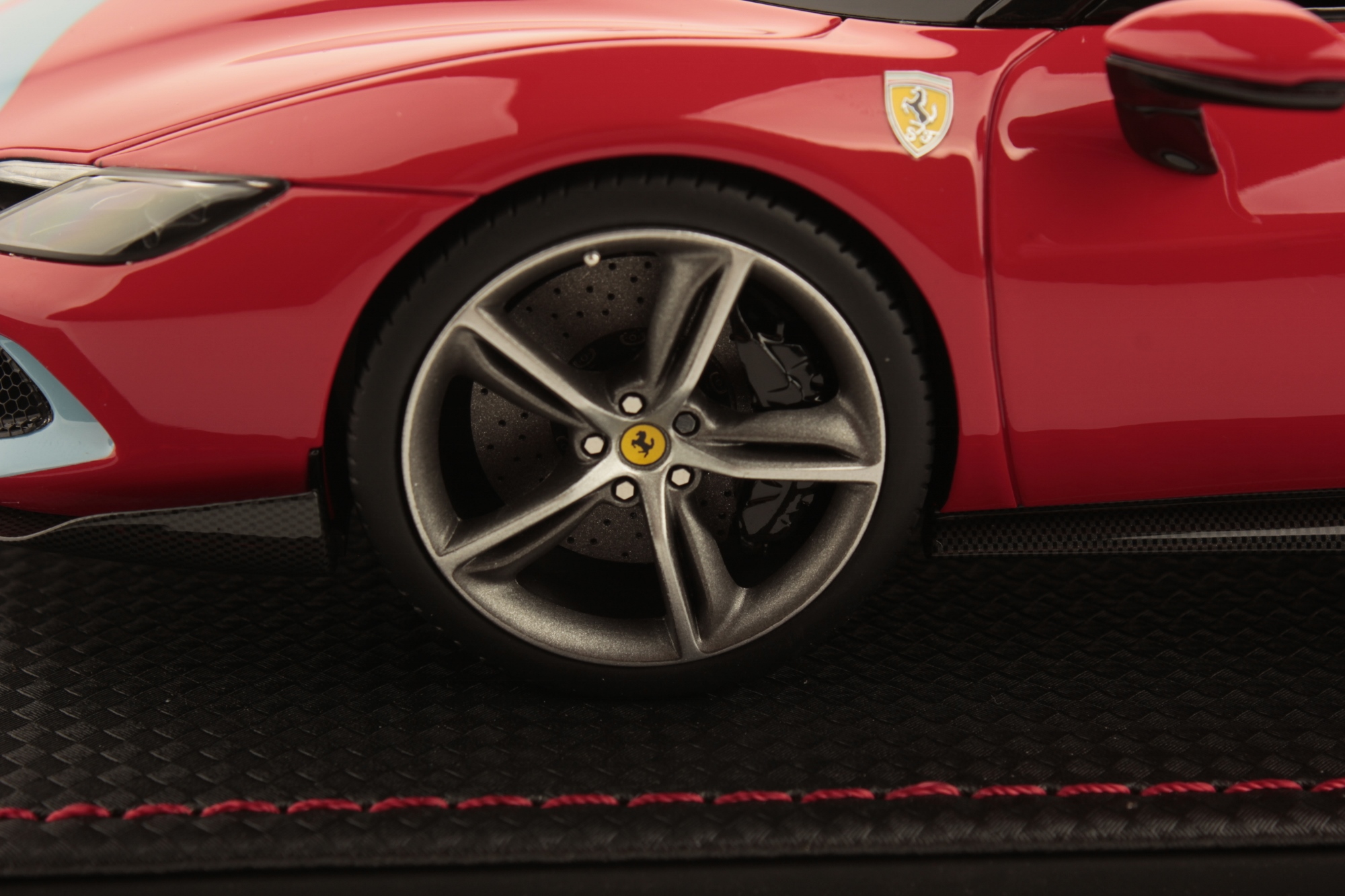 mr-collection-models-ferrari-296-gts-1-18-miniature-berlinetta-spider-hybride image 3