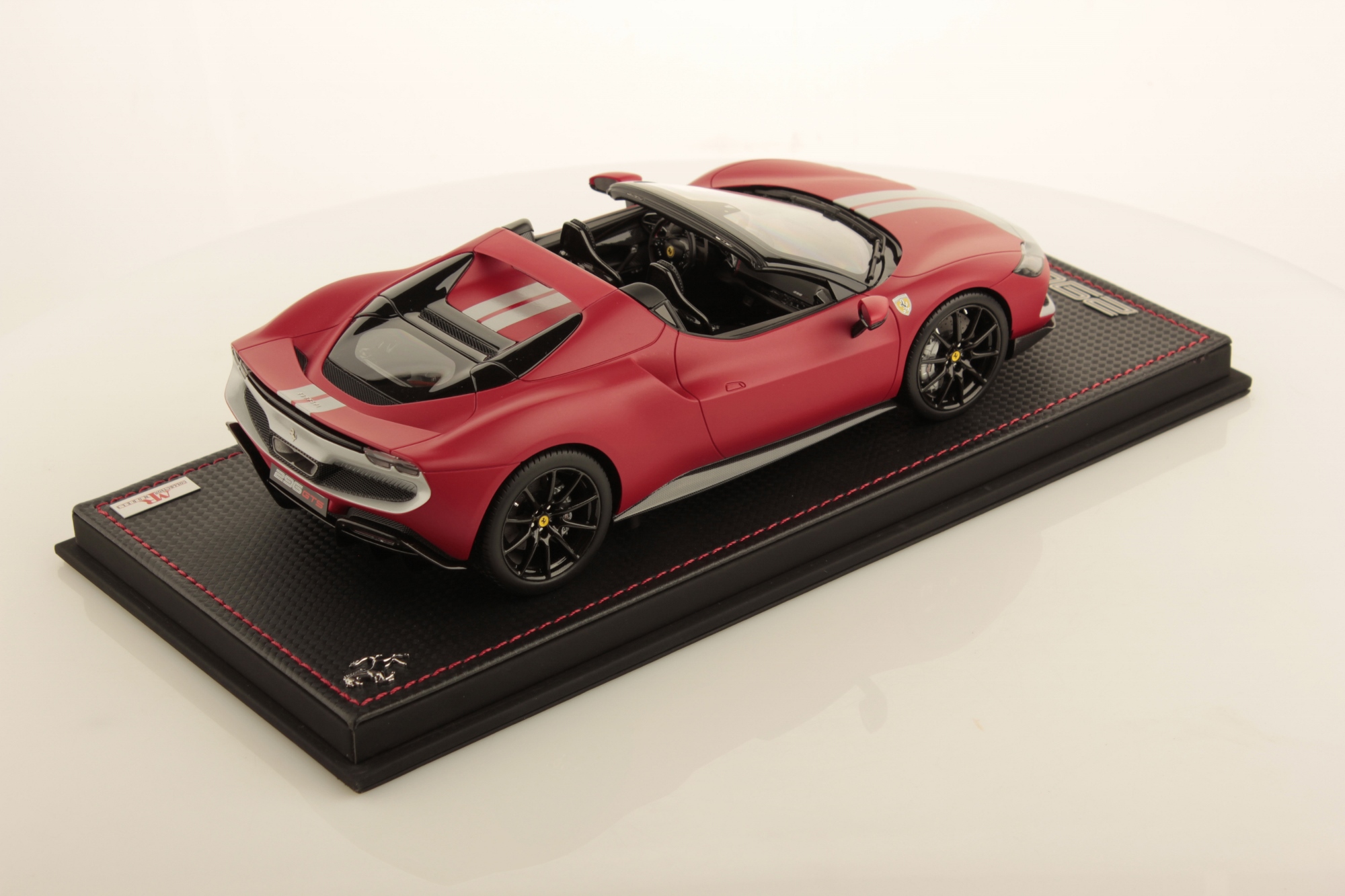 mr-collection-models-ferrari-296-gts-1-18-miniature-auto-de-collection-2 image 2