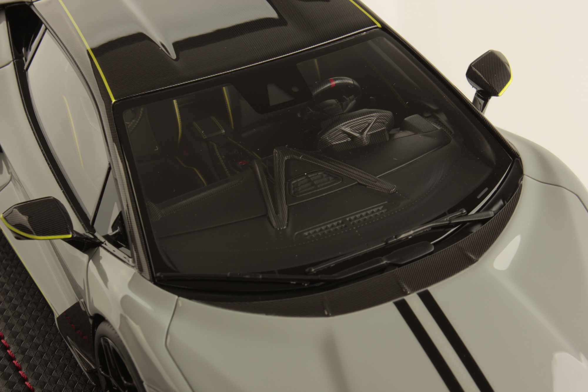 mr-collection-models-lamborghini-revuelto-1-18-miniature-auto-de-collection-2 image 6