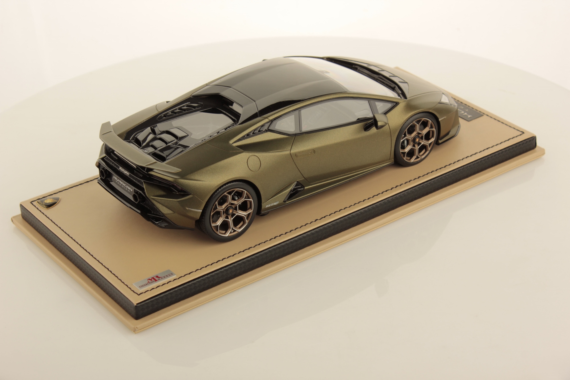 mr-collection-models-lamborghini-hurac-n-tecnica-1-18-miniature-pilote-polyvalen image 2