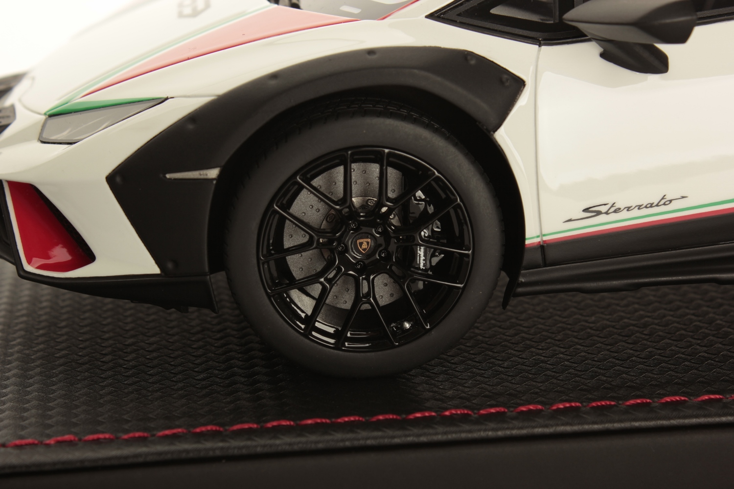 mr-collection-models-lamborghini-hurac-n-sterrato-1-18-maquette-de-collection image 5
