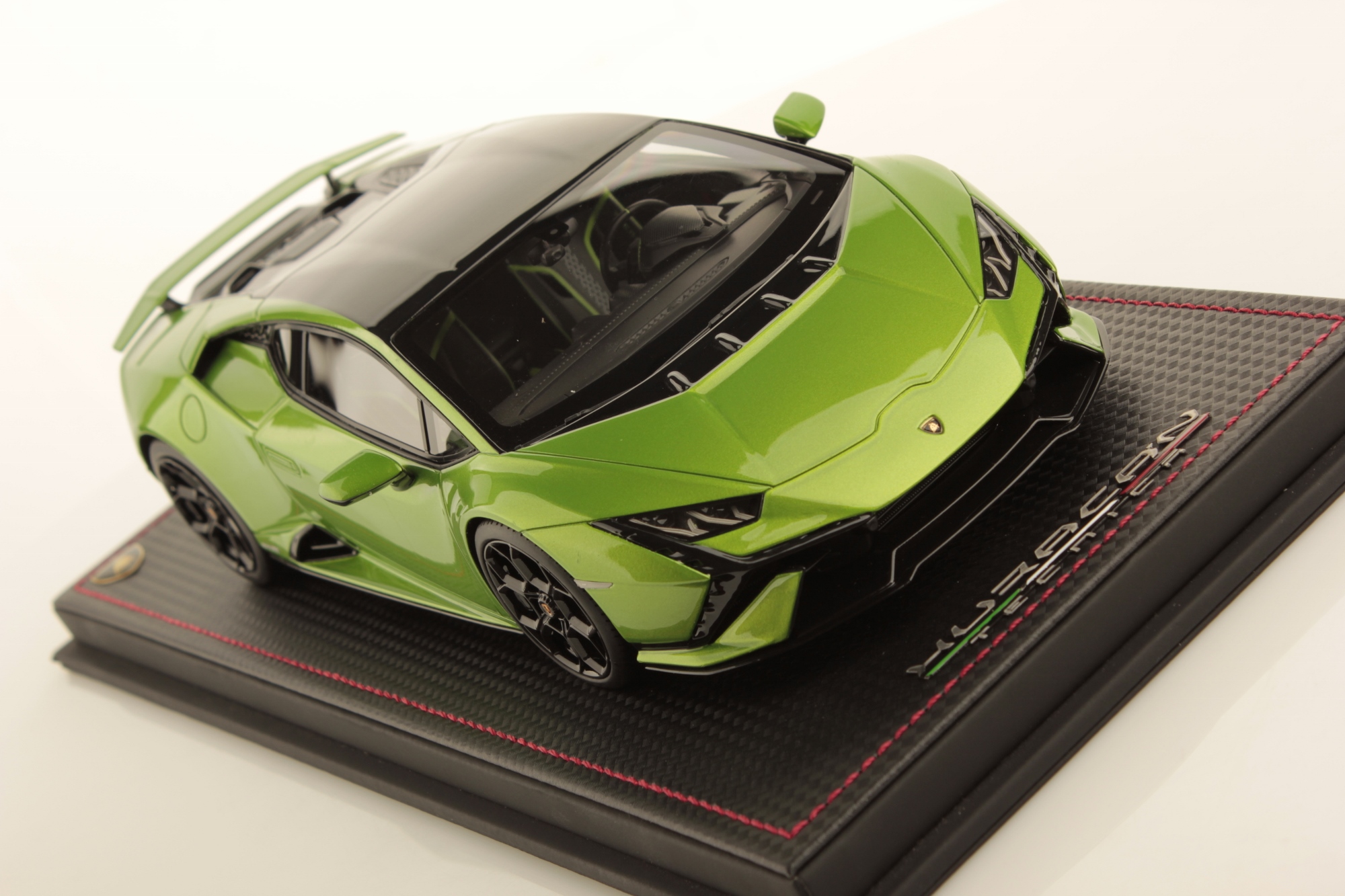 mr-collection-models-lamborghini-hurac-n-tecnica-1-18-miniature-auto image 3