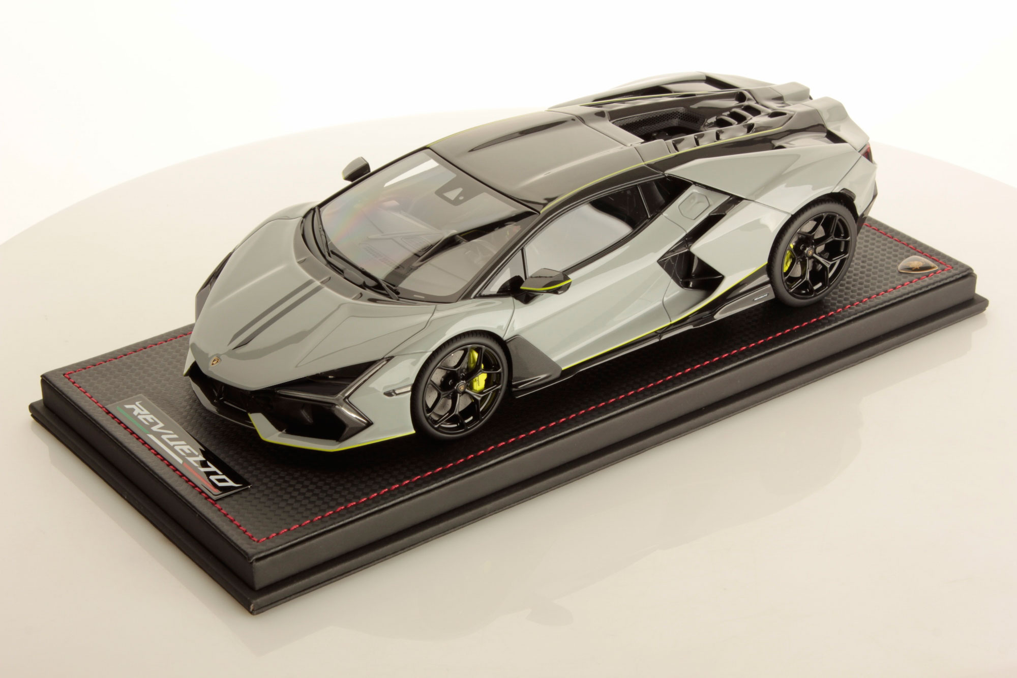 mr-collection-models-lamborghini-revuelto-1-18-miniature-auto-de-collection-2 image 1