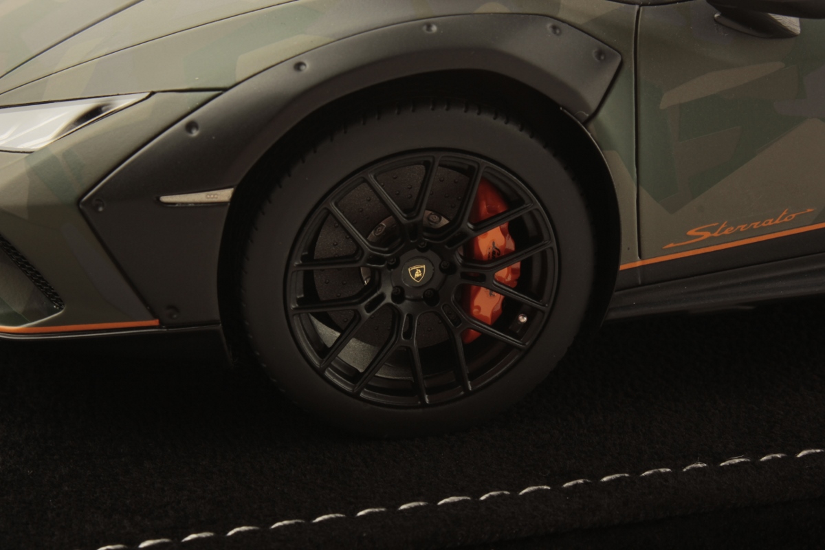 mr-collection-models-lamborghini-hurac-n-sterrato-all-terrain-1-18-miniature-aut image 5