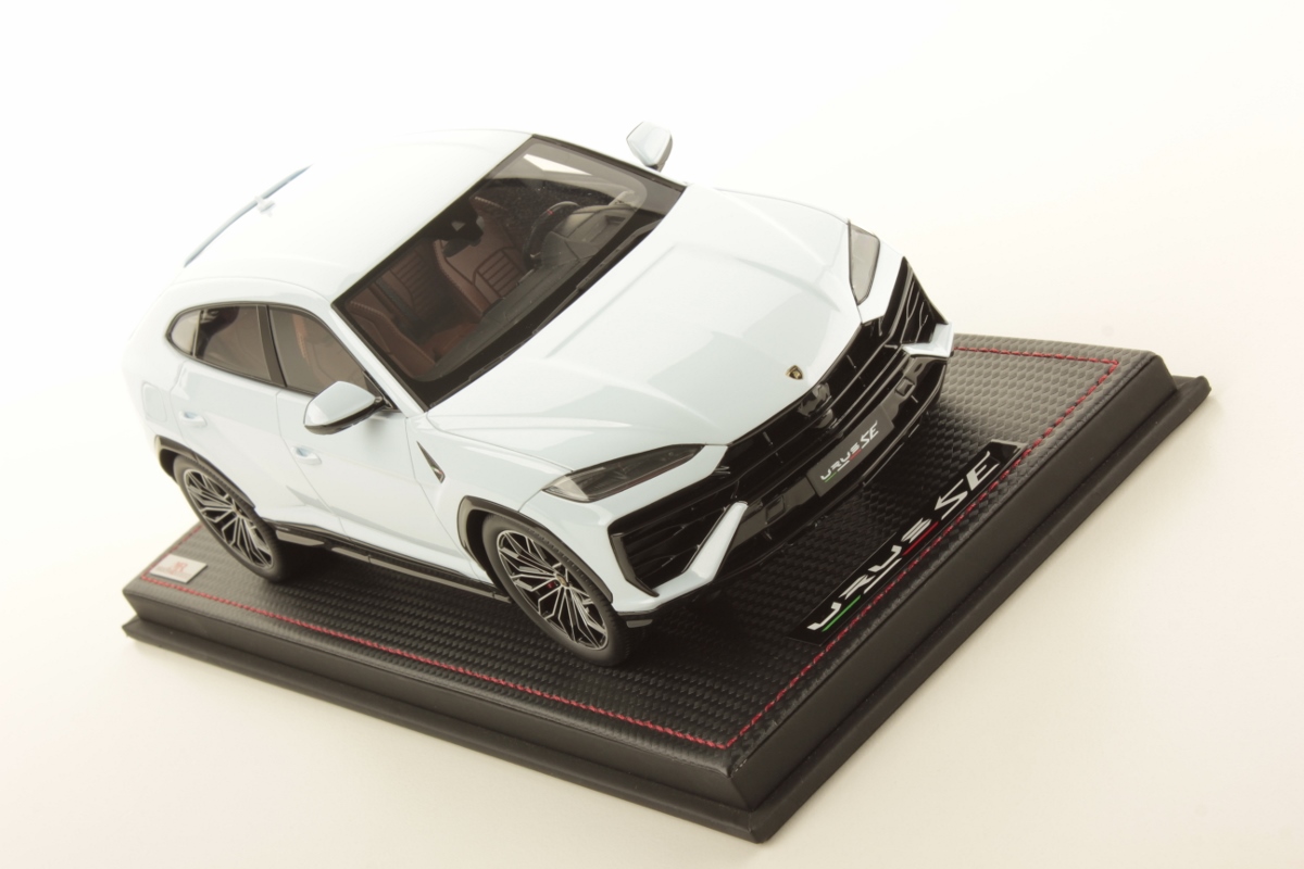 mr-collection-models-lamborghini-urus-se-1-18-miniature-super-suv image 3