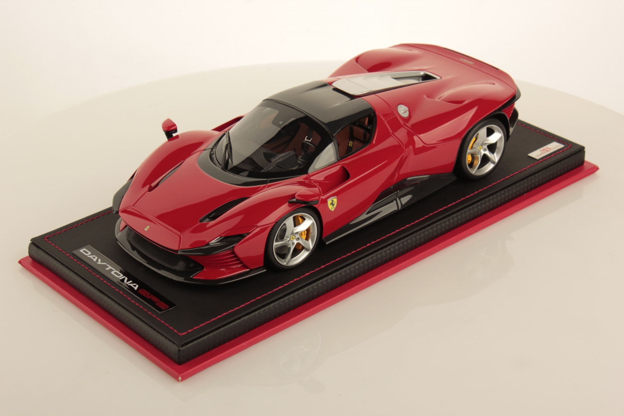 mr-collection-models-ferrari-daytona-sp3-1-18-miniature-auto-de-collection image 1