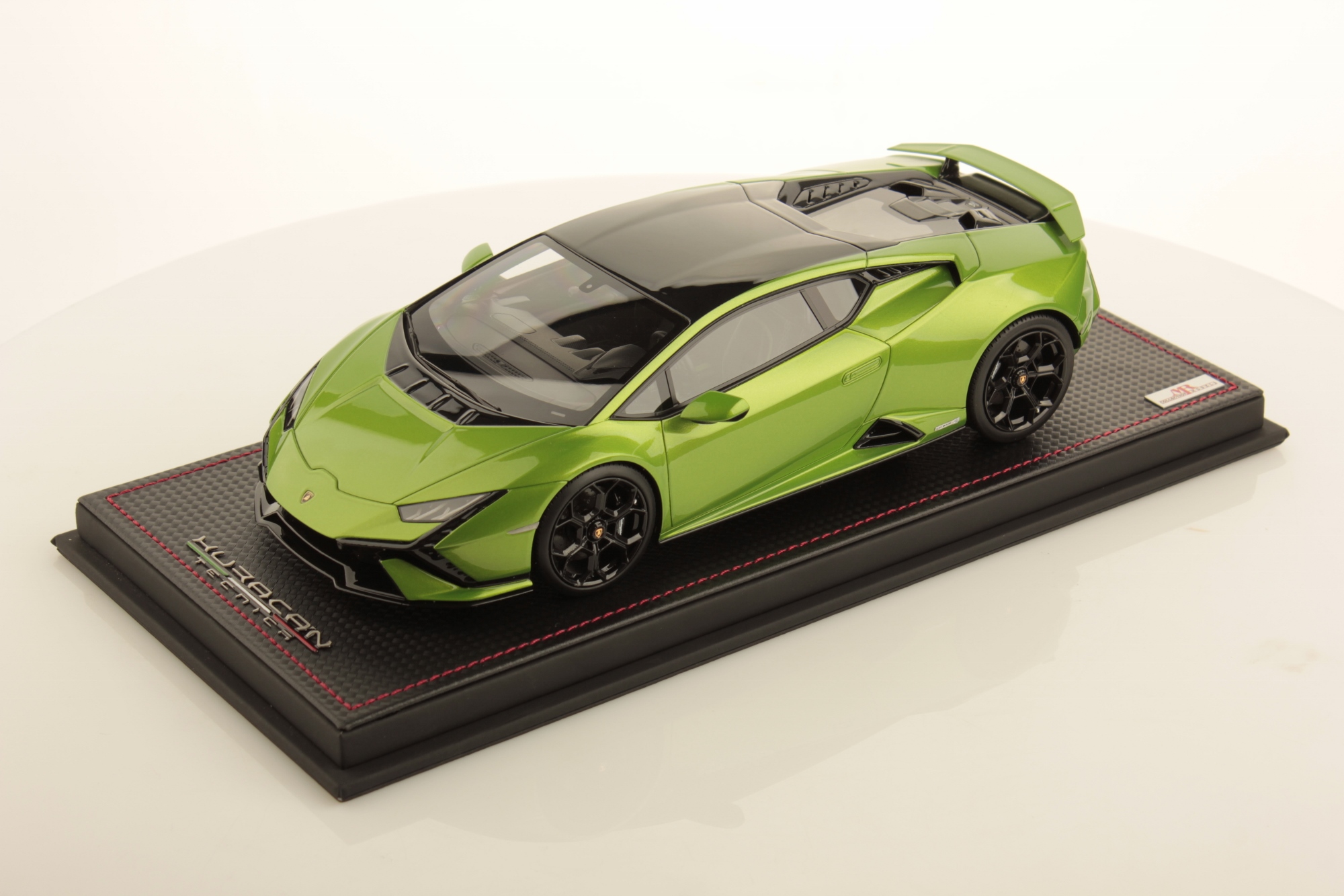 mr-collection-models-lamborghini-hurac-n-tecnica-1-18-miniature-auto image 1