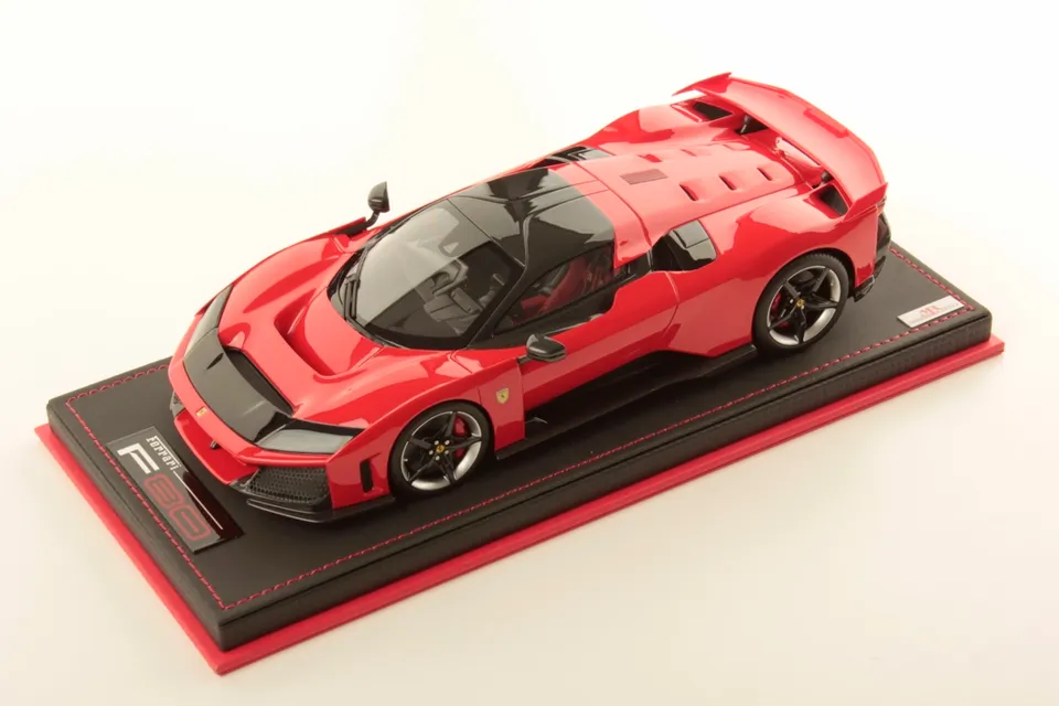 mr-collection-models-ferrari-f80-1-18-miniature-auto-de-collection image 1
