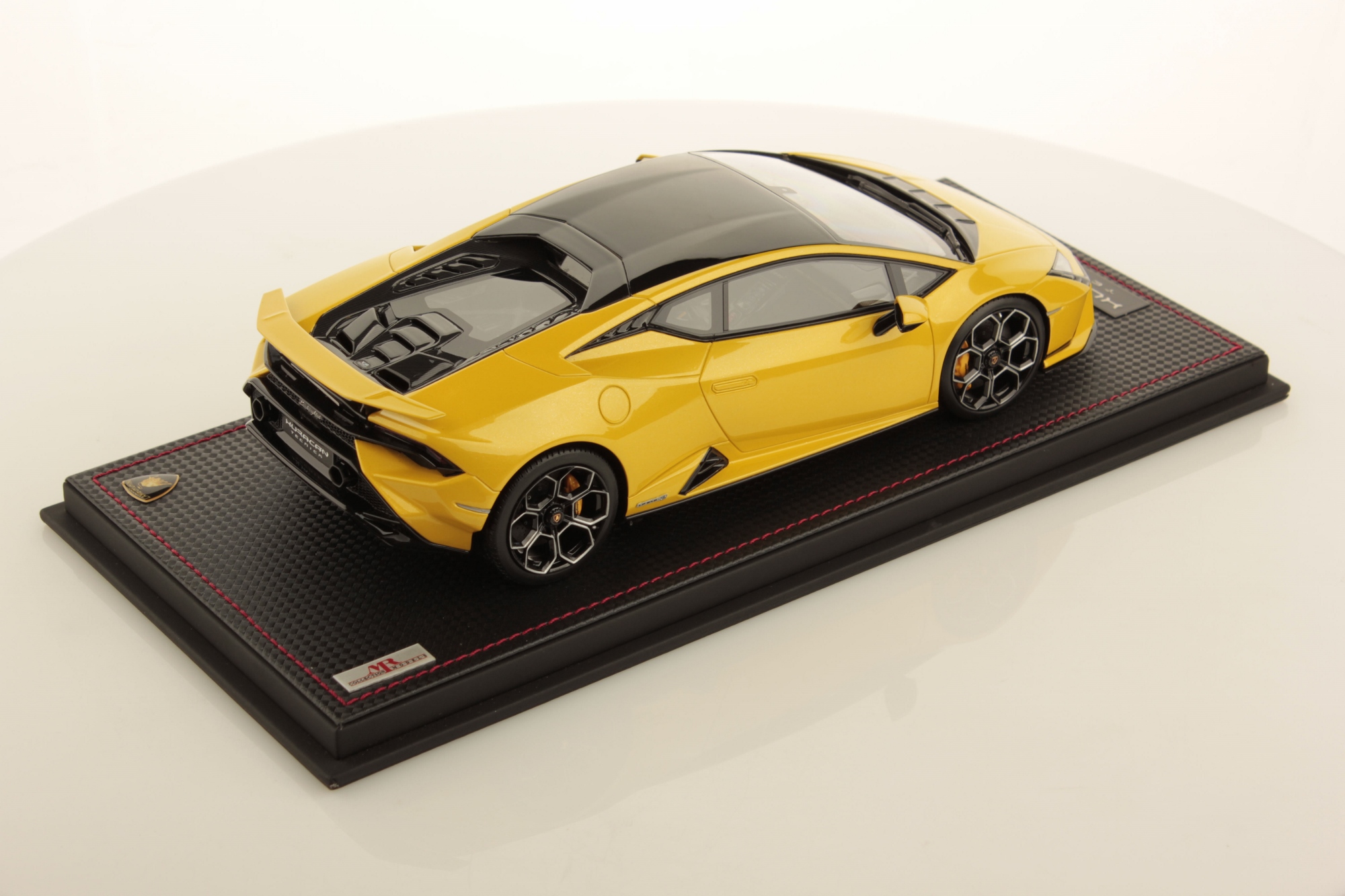 mr-collection-models-lamborghini-hurac-n-tecnica-1-18-miniature-auto-de-collecti-3 image 2