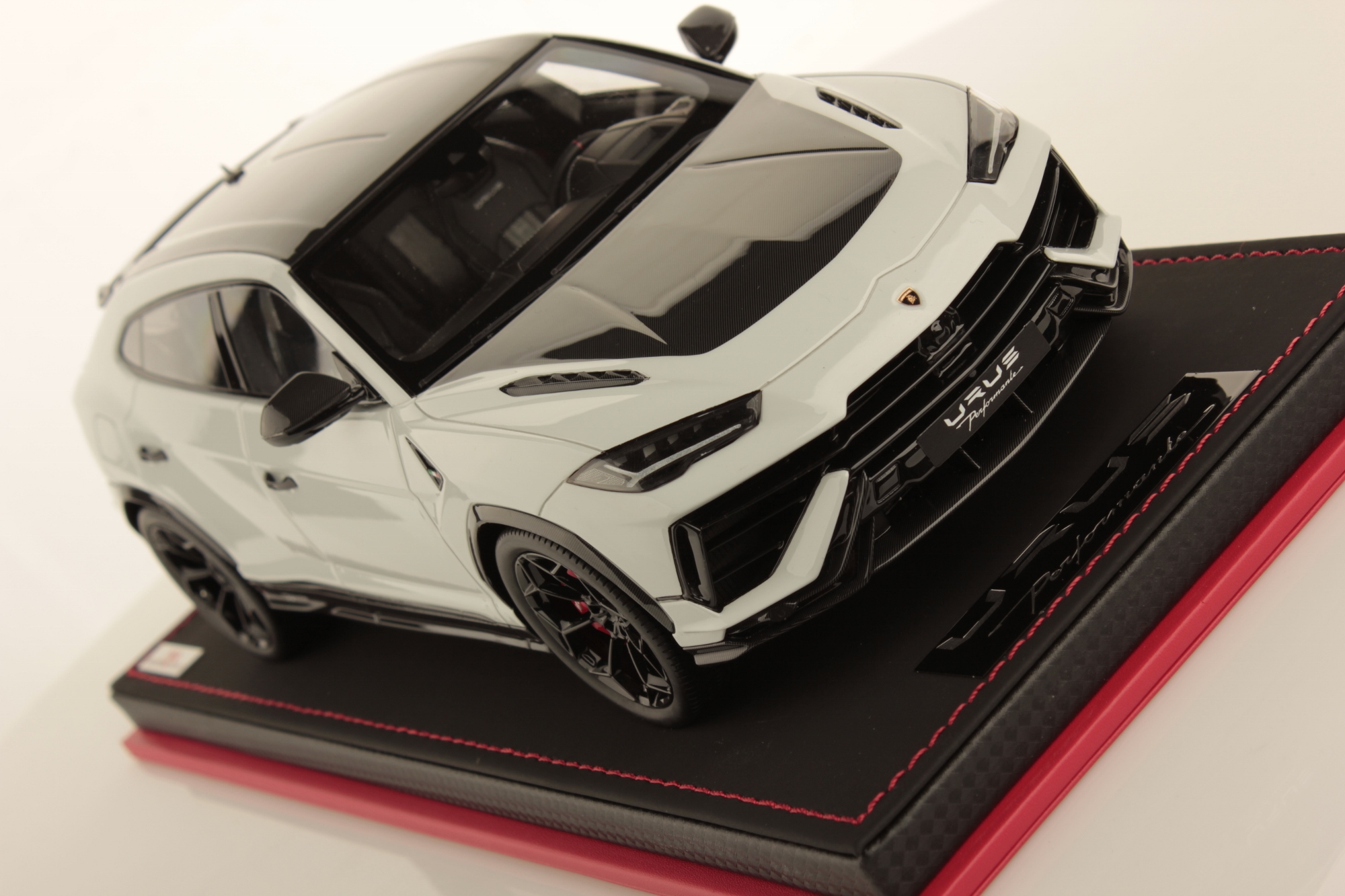 mr-collection-models-lamborghini-urus-performante-1-18-miniature-suv image 3