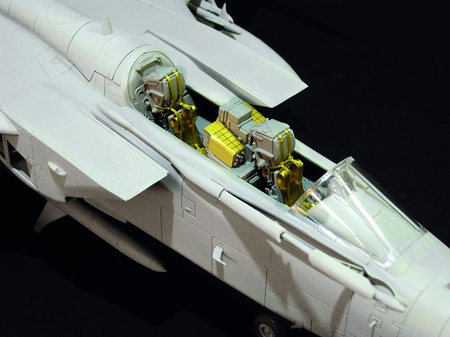 italeri-2517-tornado-ecr-maquette-avion-militaire-1-32-350-pi-ces image 8
