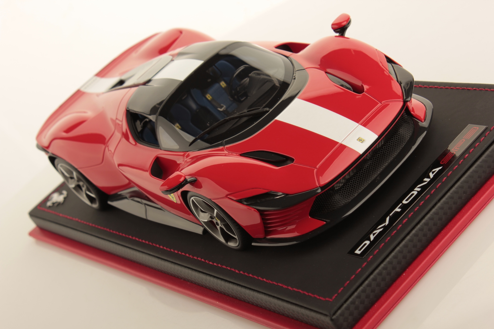 mr-collection-models-ferrari-daytona-sp3-miniature-auto-1-18 image 3