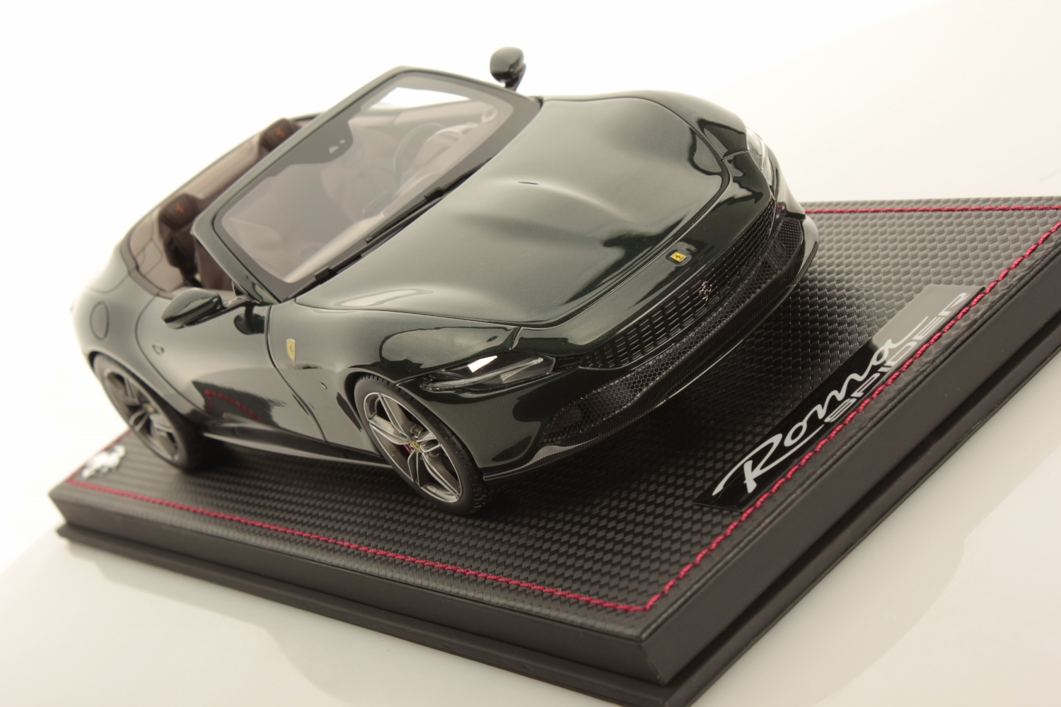 mr-collection-models-ferrari-roma-spider-1-18-miniature-auto-de-collection image 3