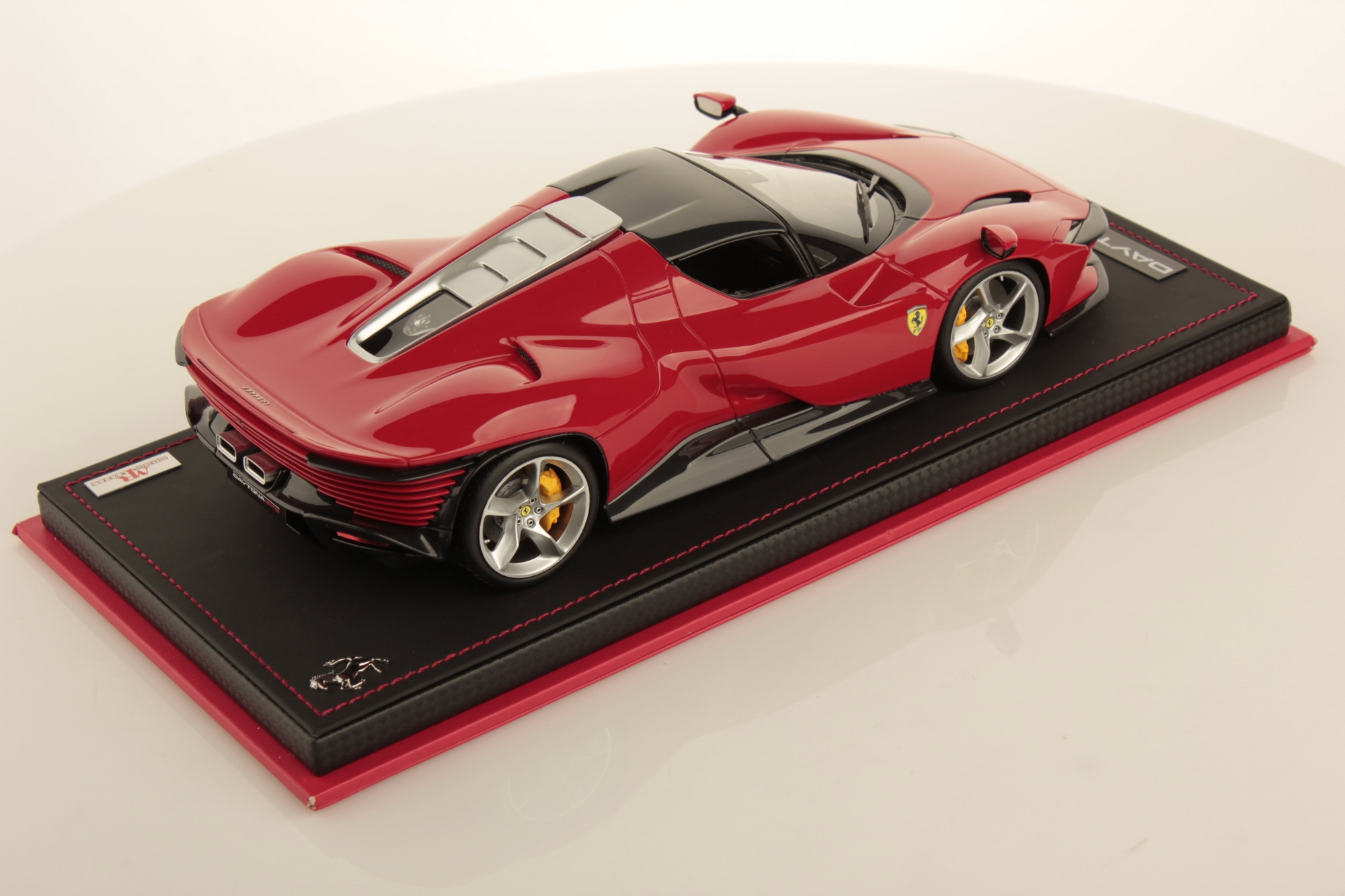 mr-collection-models-ferrari-daytona-sp3-1-18-miniature-auto-de-collection image 2