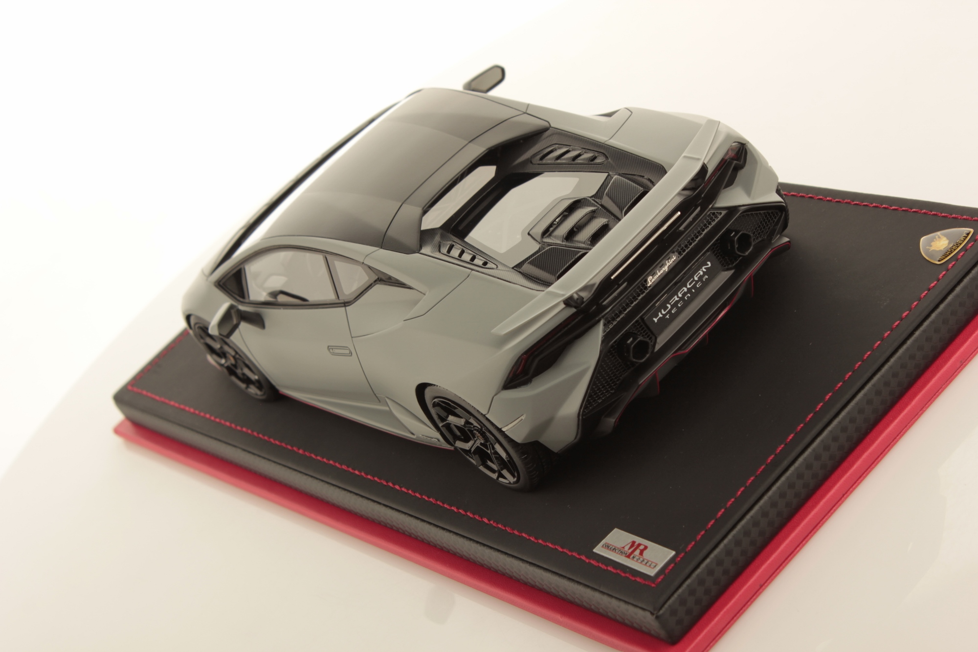 mr-collection-models-lamborghini-hurac-n-tecnica-1-18-miniature-pilote image 4