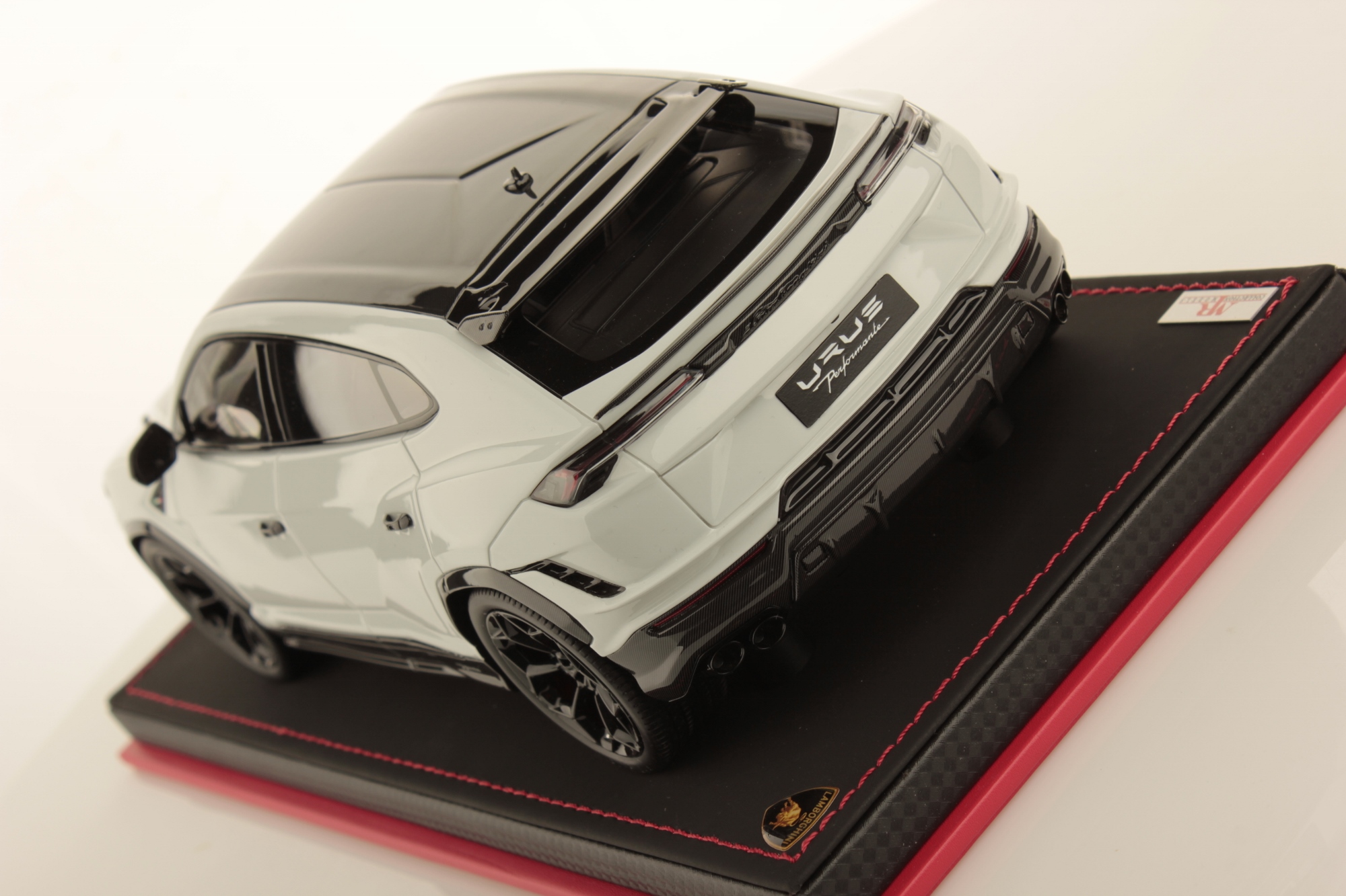 mr-collection-models-lamborghini-urus-performante-1-18-miniature-suv image 4