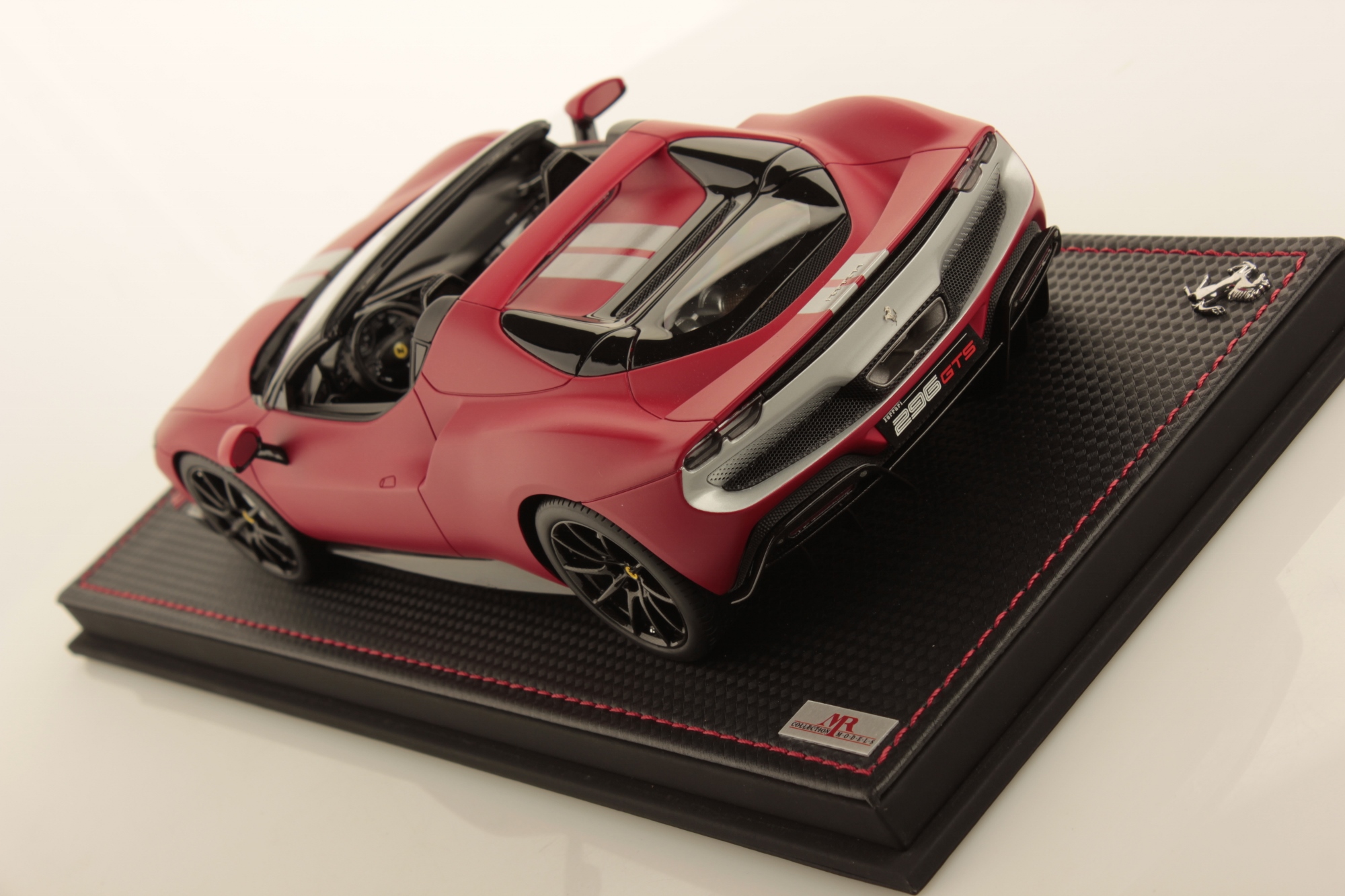 mr-collection-models-ferrari-296-gts-1-18-miniature-auto-de-collection-2 image 4