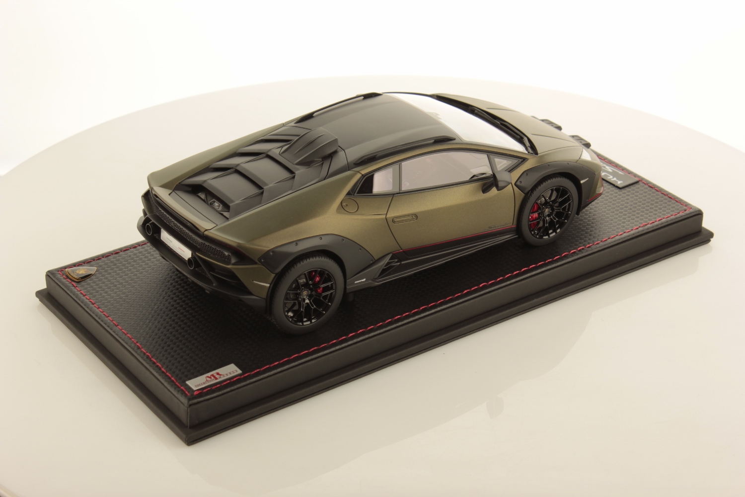 mr-collection-models-lamborghini-hurac-n-sterrato-1-18-miniature-auto-de-collect image 2