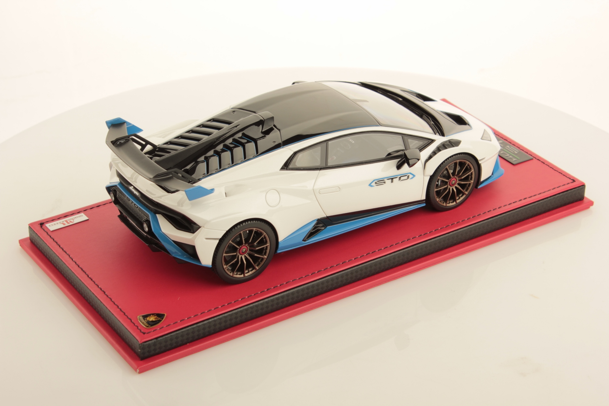 mr-collection-models-lamborghini-hurac-n-sto-1-18-miniature-auto-2 image 2