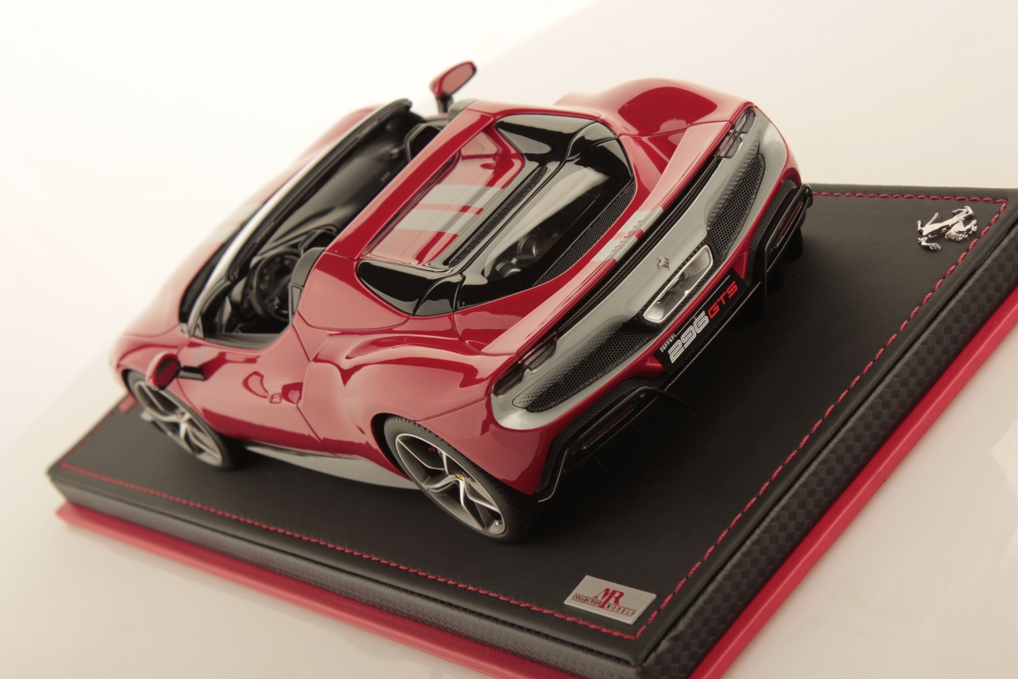 mr-collection-models-ferrari-296-gts-1-18-miniature-auto-de-collection image 4