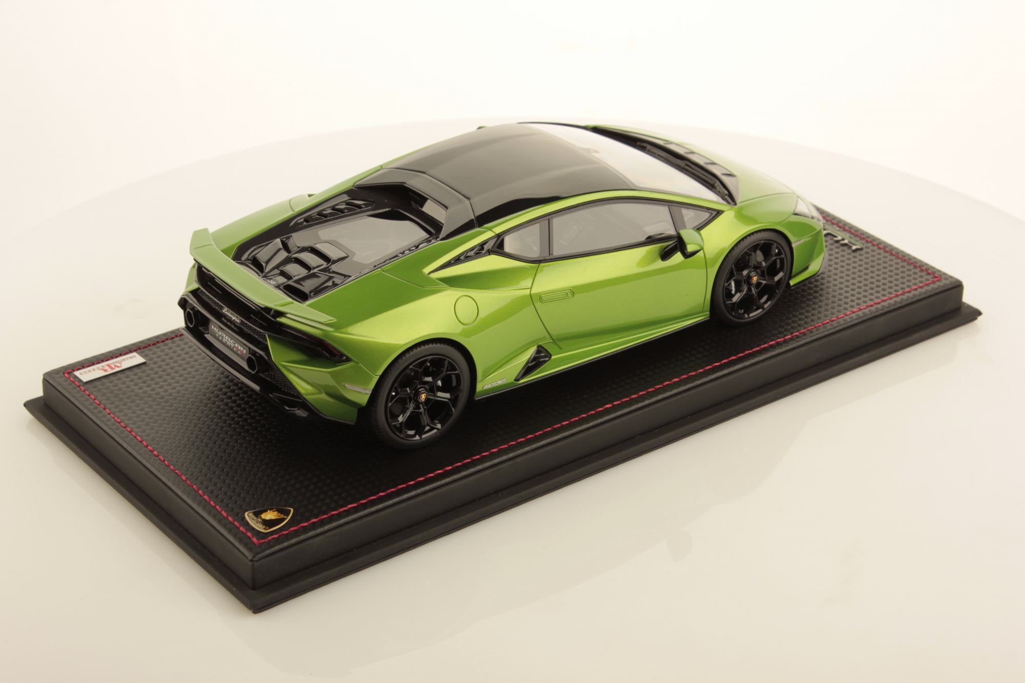 mr-collection-models-lamborghini-hurac-n-tecnica-1-18-miniature-auto image 2