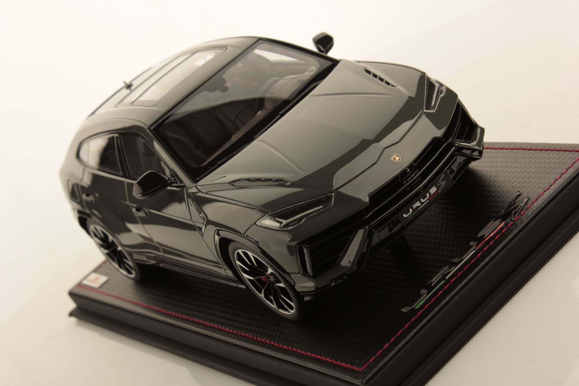 mr-collection-models-lamborghini-urus-s-1-18-miniature-auto-de-collection image 4