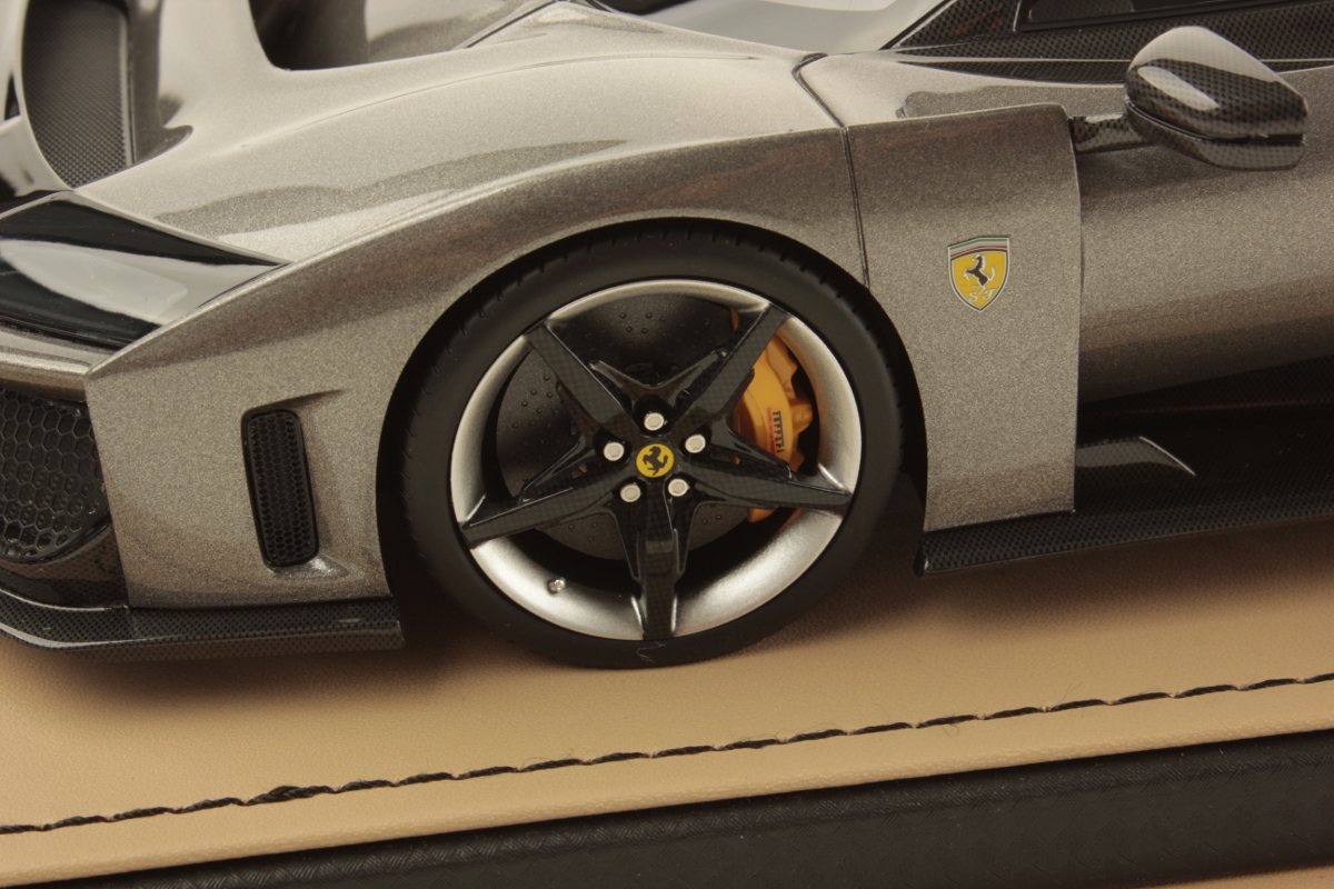 mr-collection-models-ferrari-f80-miniature-auto-hypercar-officielle image 5